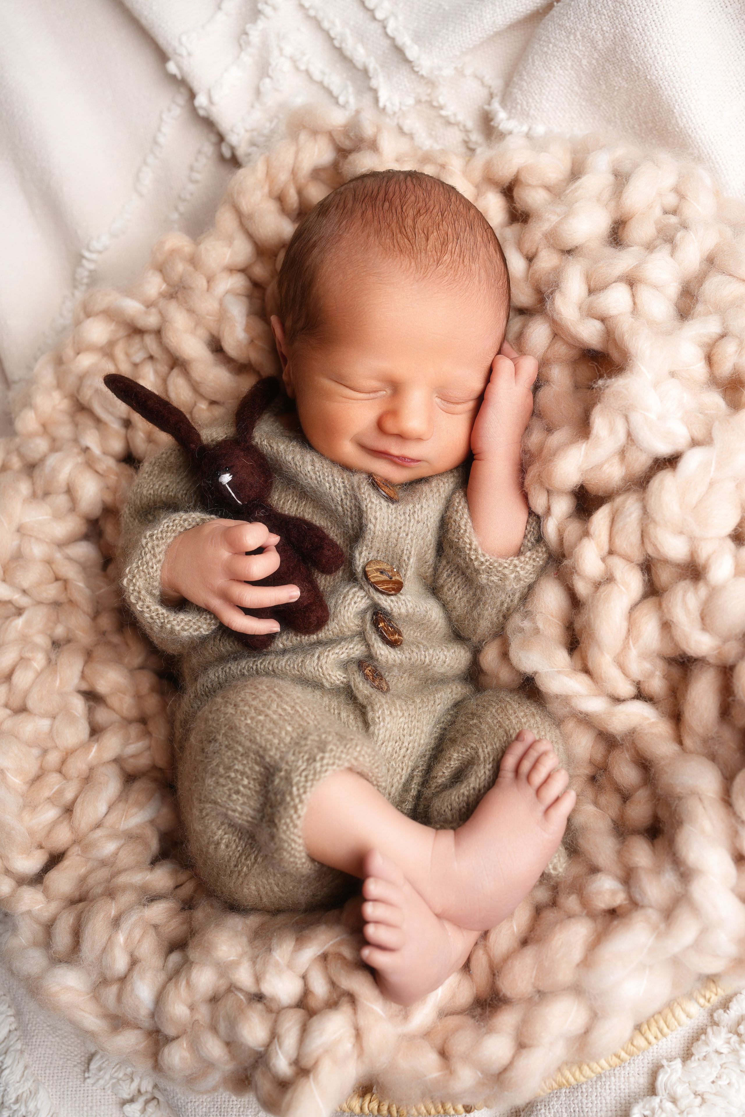 Das Spiel von Licht und Schatten lässt das Gesicht des Babys erstrahlen und fängt die unschuldige Schönheit seiner Unschuld ein