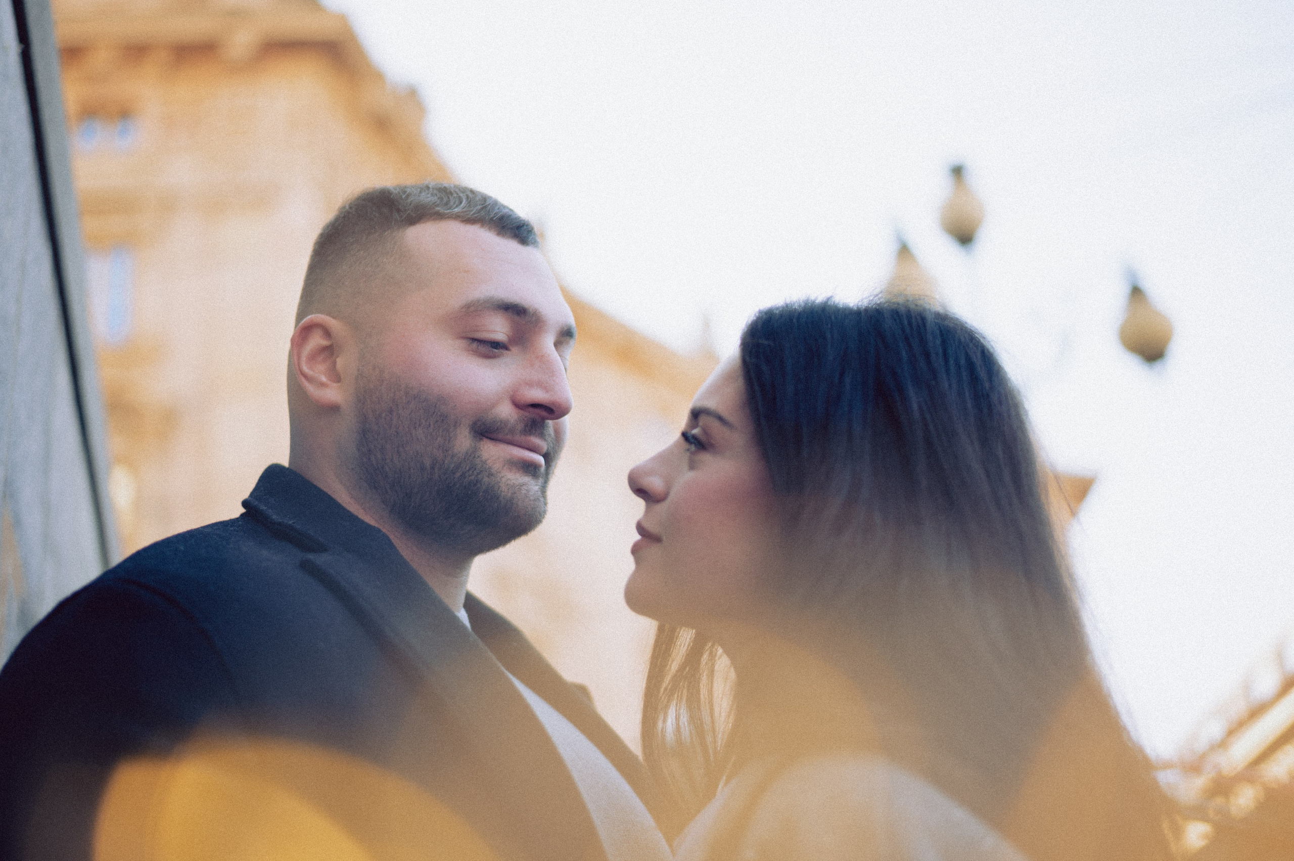 Coppia innamorata che si guarda negli occhi durante una passeggiata romantica nel centro di Milano, luce naturale e atmosfera intima. servizio fotografico coppia Milano, coppia innamorata Italia, fotografia naturale di coppia, coppia in movimento Milano, servizio fotografico spontaneo Milano, amore e viaggio Italia, servizio fotografico di coppia Milano, fotografia love story Milano, coppia romantica Italia, ritratto di coppia Milano, primo piano coppia innamorata, fotografia emozionale Milano,