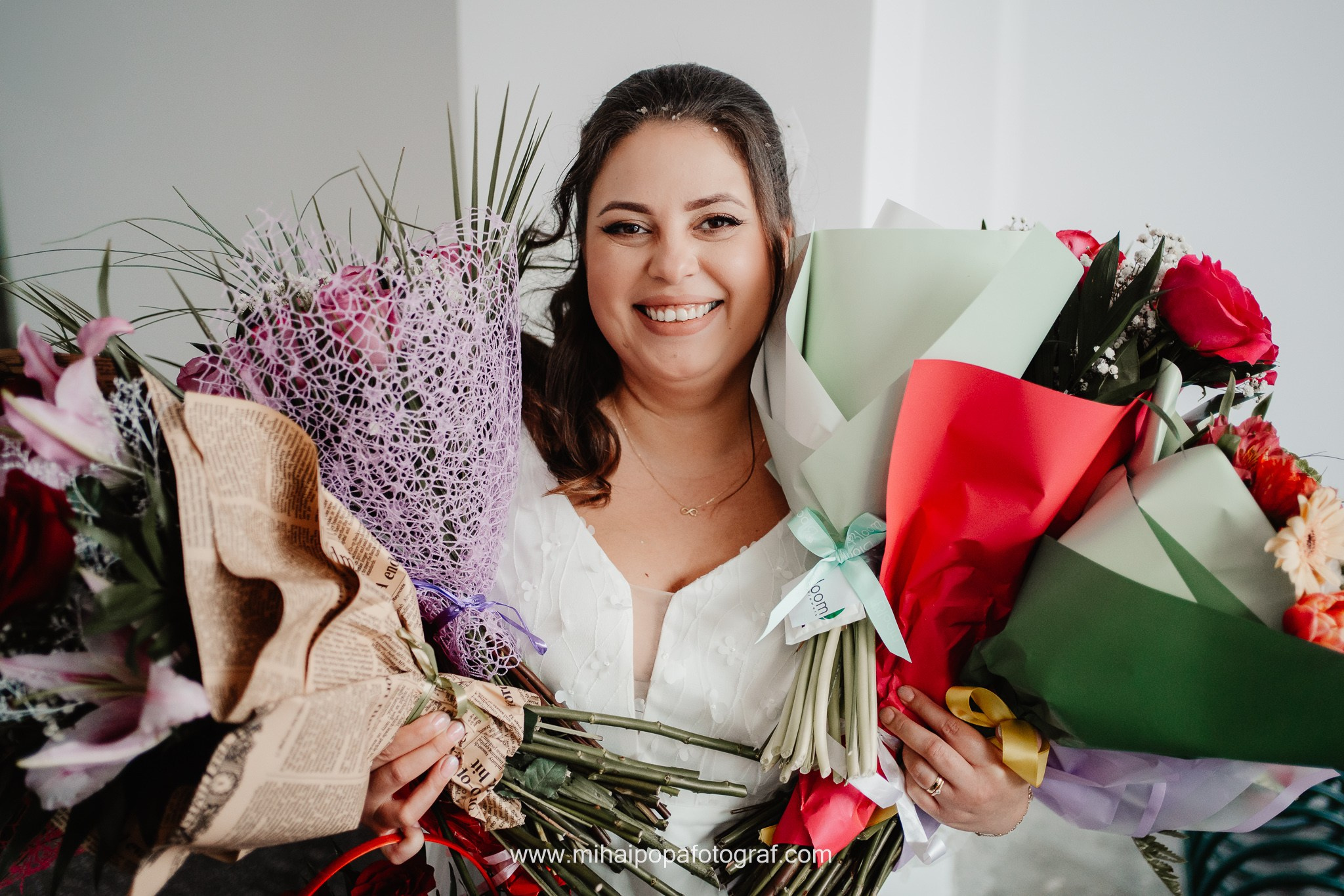 Miri fericiți în fața oficiului stării civile din Bucuresti, Sector 5, celebrând începutul unei noi vieți împreună. Fotografie de cununie civilă, capturând naturalețea și bucuria momentului special.