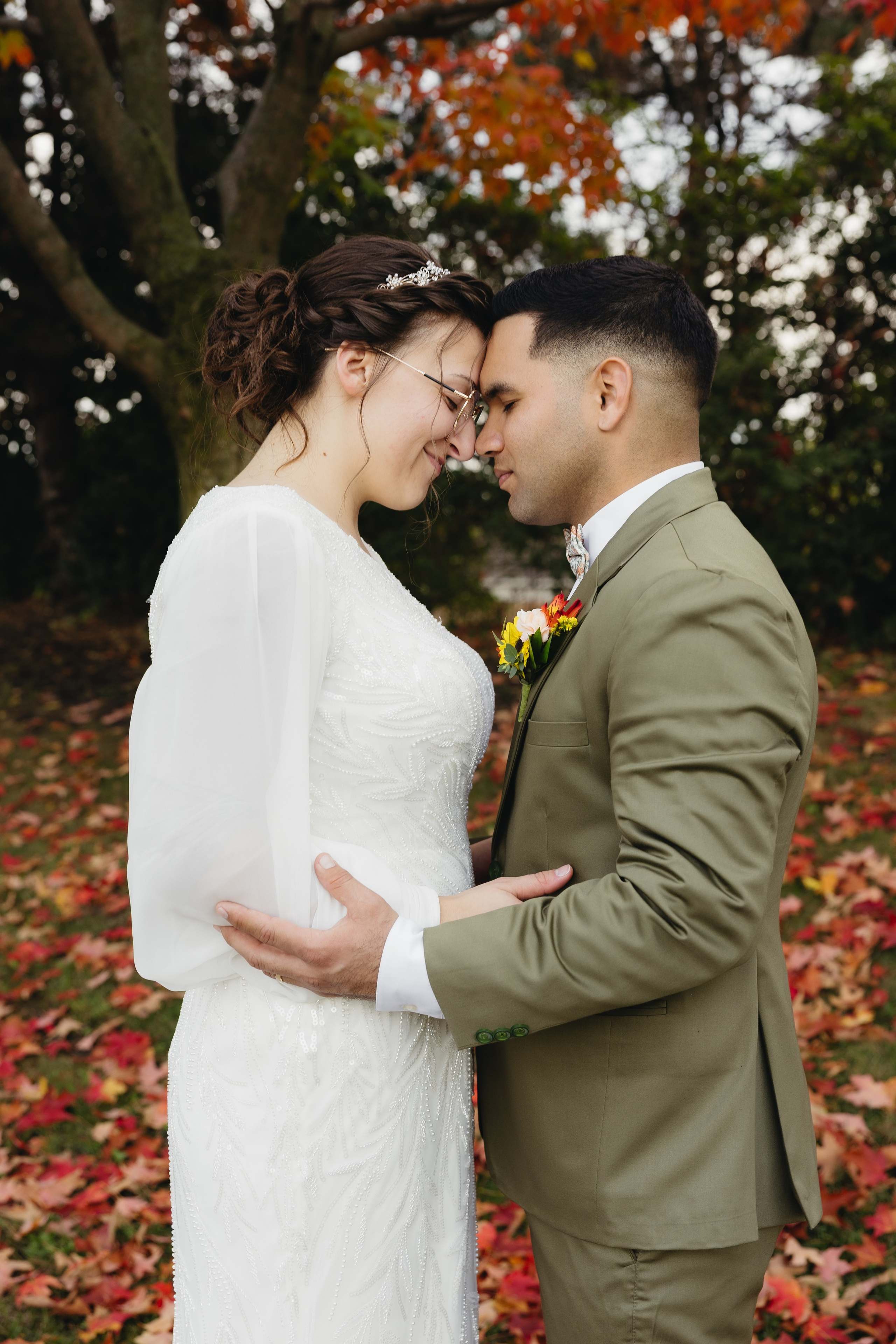 Romantic wedding photography in a Chicago park with greenery