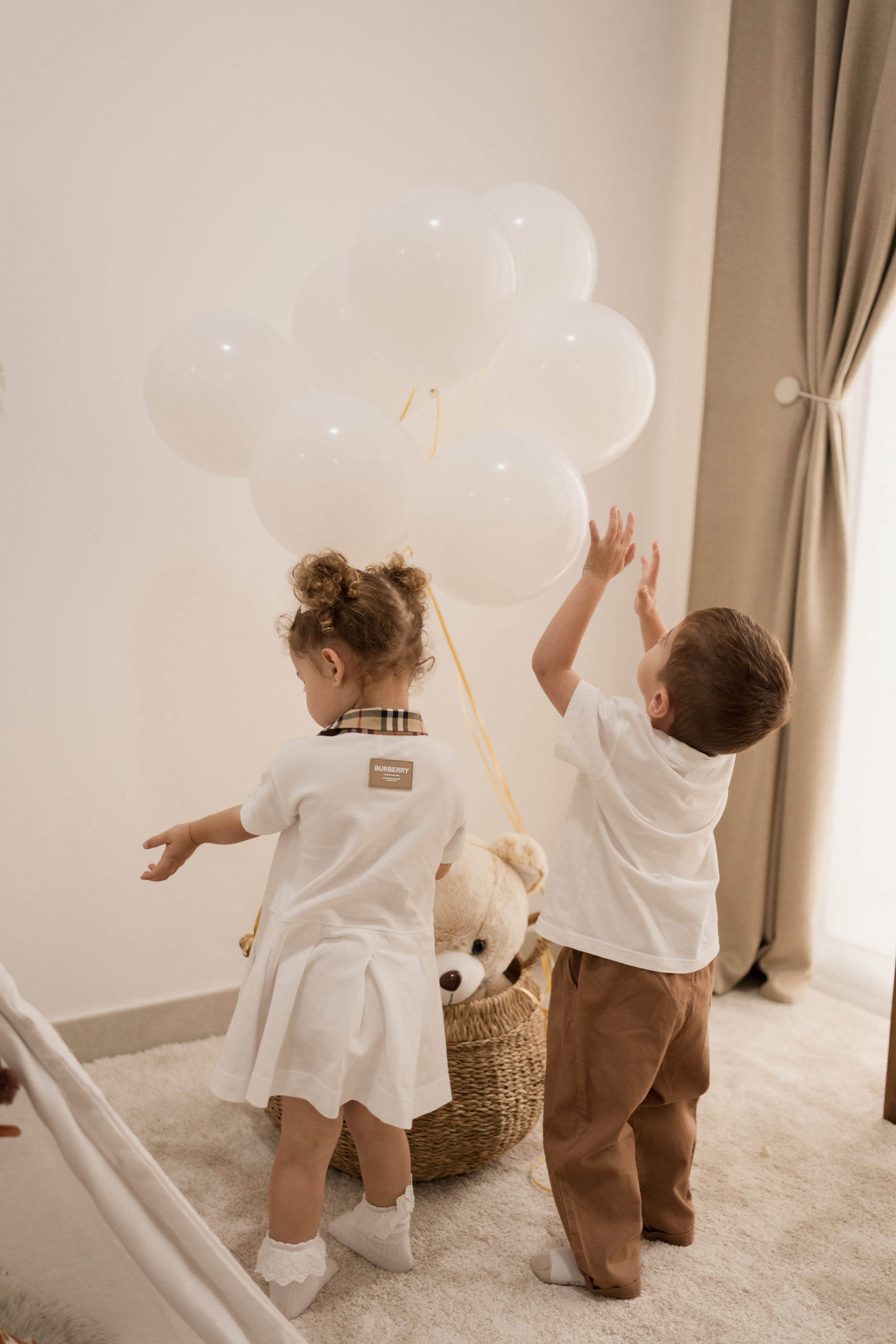 Home studio session — fun and giggles!. Angela Iakovleva — Family Photographer in Dubai