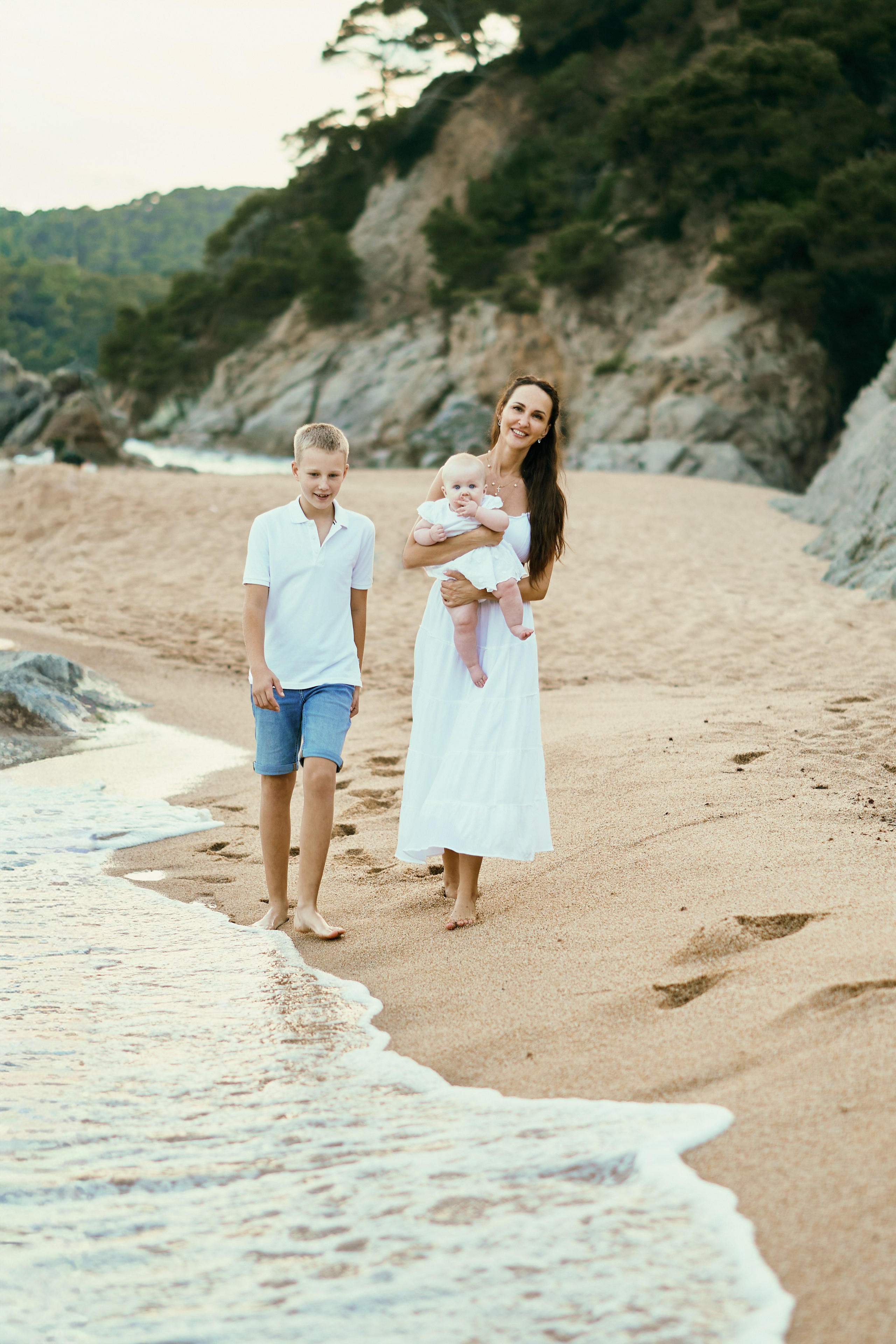 Мама с детьми на пляже. Fotógrafa en España Zhanna Zakharchenko