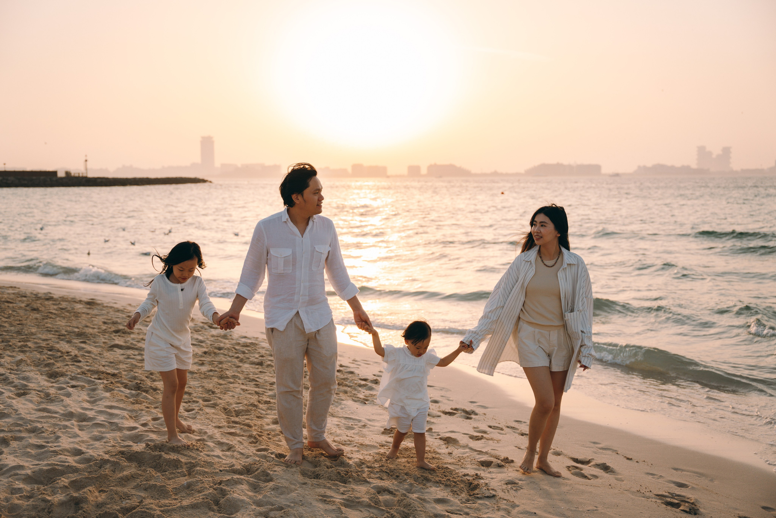 Wavy beach day. Angela Iakovleva — Family Photographer in Dubai