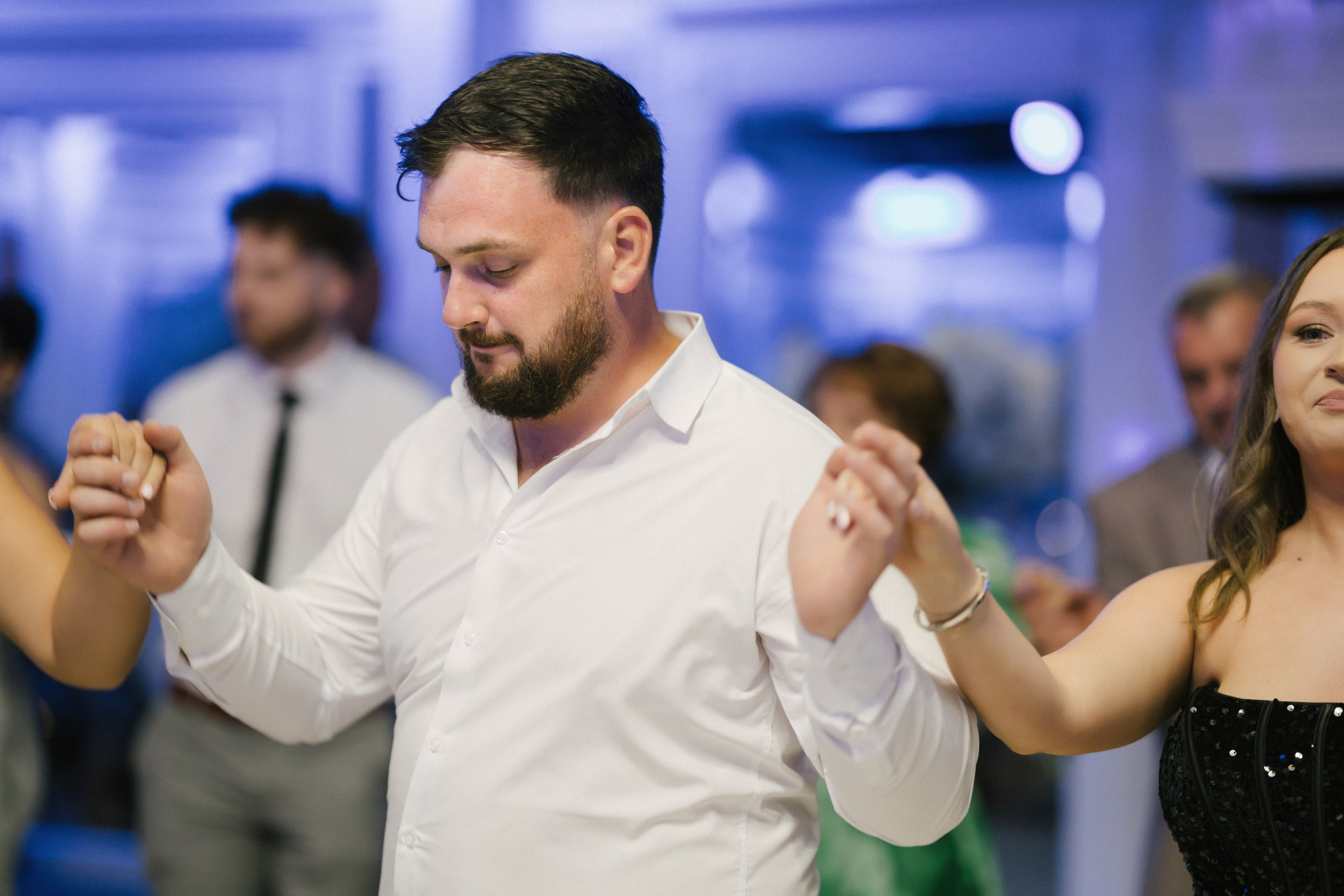1. Mireasa Adriana în timpul pregătirilor de nuntă în Tudora Botoșani2. Costumul mirelui Ionuț fotografiat artistic în ziua nunții3. Prietenii mirelui la tradițiile de nuntă în Tudora4. Bărbieritul mirelui în cadrul obiceiurilor tradiționale de nuntă5. Fotografii de familie la biserică în ziua nunții6. Portret de familie cu mirii și copilul lor la nunta din Botoșani7. Primul dans al mirilor la Mariage Dor Baisa Botoșani8. Decor elegant de nuntă la Mariage Dor Baisa9. Emoții și tradiții la nunta din Tudora județul Botoșani10. Fotograf profesionist de nuntă în Botoșani surprinzând momente autentice - otograf-nunta-botosanifotograf-evenimente-botosanifotograf-profesionist-botosanifotograf-nunta-tudoranunta-tudora-botosanisedinta-foto-nunta-botosanipoze-nunta-botosanifotografii-nunta-tudorafotograf-cununie-religioasa-botosanibiserica-sfintii-imparati-constantin-si-elena-tudoramariage-dor-baisa-botosanirestaurant-nunta-botosanidansul-mirilor-mariage-dorpregatiri-mire-botosanipregatiri-mireasa-botosanitraditii-nunta-moldovaobiceiuri-nunta-tudorafotograf-familie-nunta-botosaniportret-miri-botosanigalerie-foto-nunta-botosanialbum-foto-nunta-botosaninunta-eleganta-botosaninunta-cu-traditii-botosanifotograf-premium-nunta-botosaniservicii-foto-video-botosanipoveste-de-nunta-botosanifotograf-documentar-nuntafotograf-natural-emotionalmiri-ionut-si-adriananunta-autentica-tudora -otograf-nunta-botosanifotograf-nunta-tudoranunta-tudora-botosanifotograf-evenimente-botosanifotograf-profesionist-botosaniservicii-foto-video-botosanigalerie-foto-nunta-botosanialbum-foto-nunta-botosani - nunta-autentica-botosaninunta-cu-traditii-botosanipoveste-de-nunta-botosanifotografii-emotionante-nuntamomente-autentice-nuntafotografie-documentara-nuntafotograf-natural-nunta- pregatiri-miri-tudorabiserica-tudora-botosanicununie-religioasa-tudoramariage-dor-baisa-botosanipetrecere-nunta-botosanivalsul-mirilor-botosani - alino-foto-studio-botosaniionut-si-adriana-nunta-tudorafotograf-alin-chirila-botosani