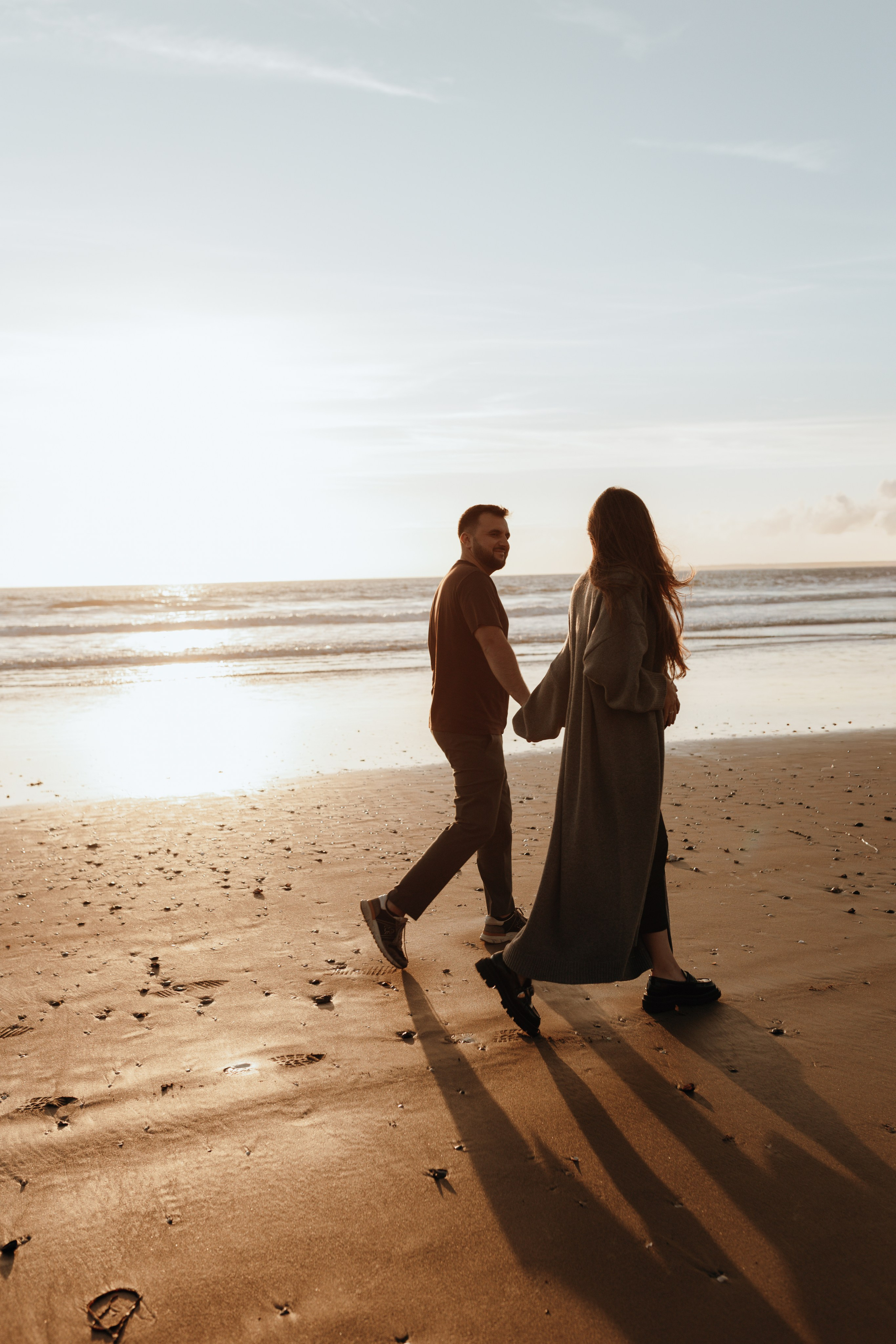 Sunset maternity photoshoot. Annah Louwagie — Lifestyle photographer for couples, families & brands | France & worldwide