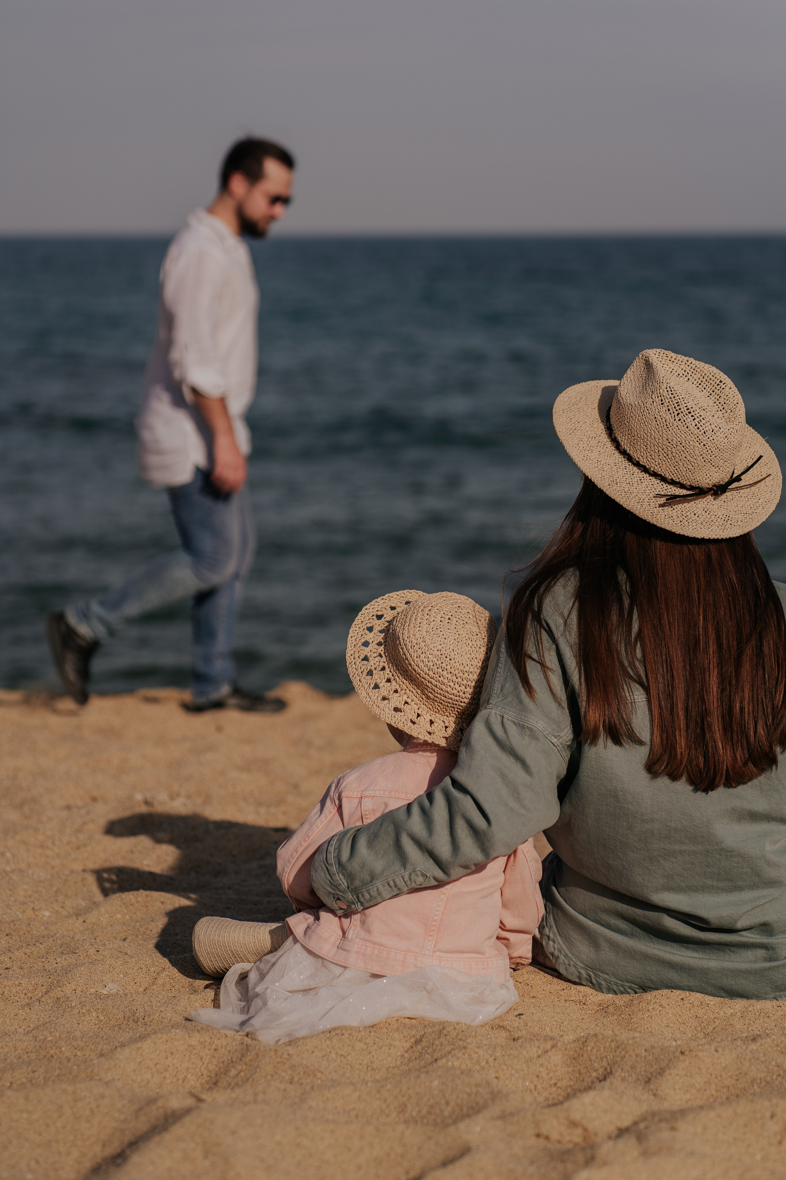 Family Barcelona on the sea. DiaFoto — Wow Photographer in Barcelona | Premium Barcelona Photoshoot Experience