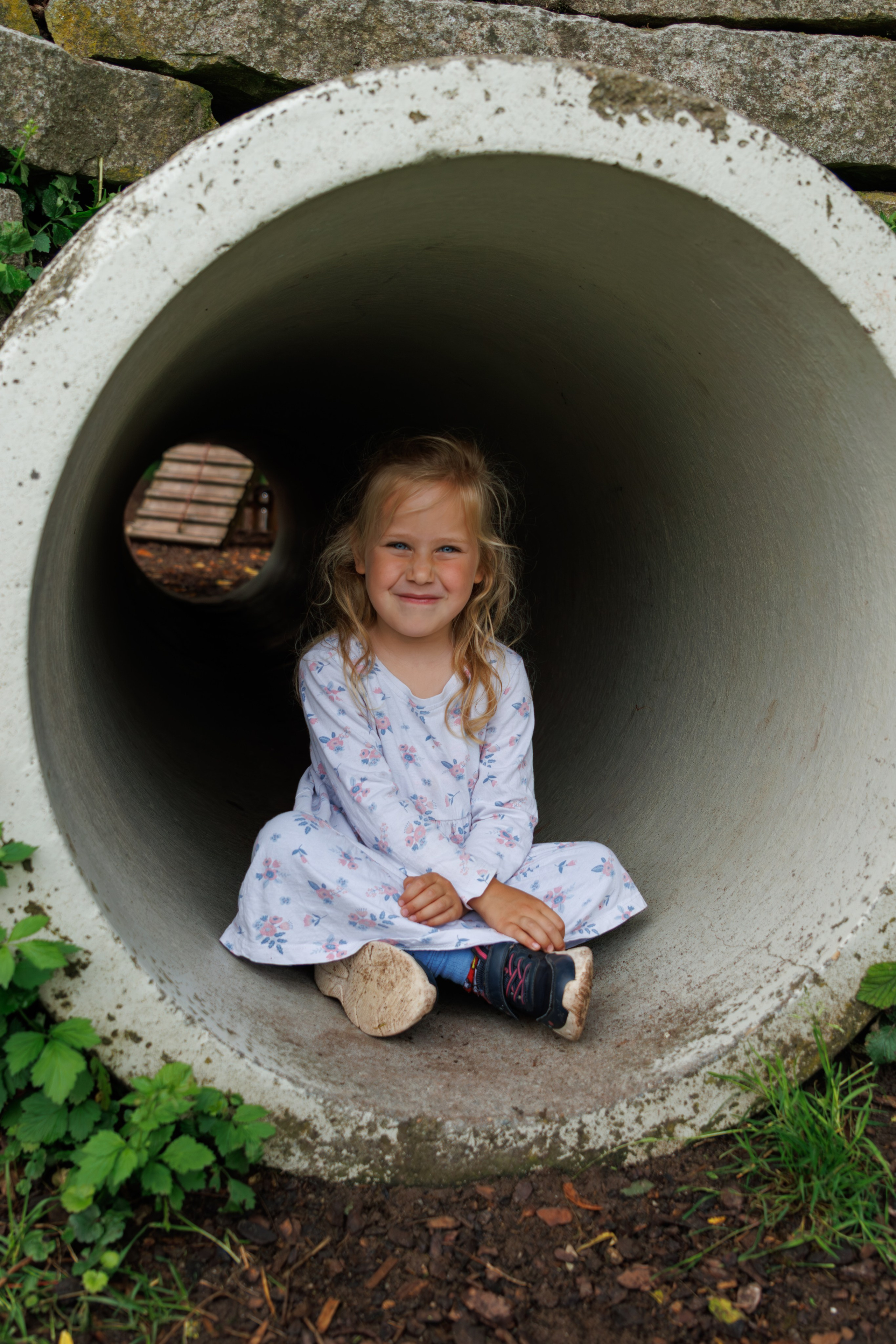 Mädchen in Röhre Kindergarten Kita Kindergartenkind Kindergartenfotografie Fotografie Jaddafotografie Kindergartenbretzfeld Bretzfeld Heilbronn Öhringen Ilsfeld Kitafotografie Kindergartenfotografin