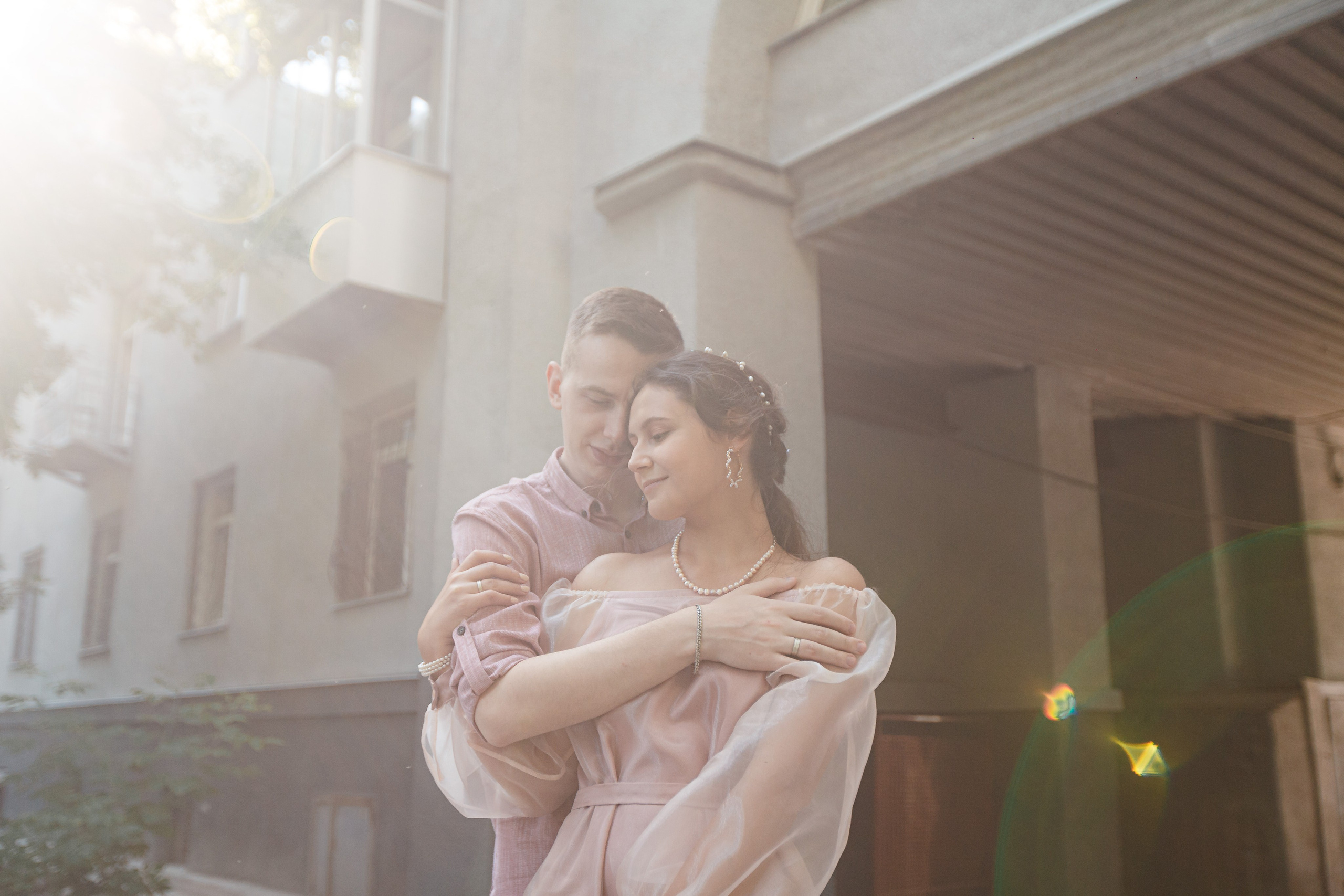 La novia y el novio en el fondo de un picnic de boda. Fotógrafo de retrato, familia y reportajes en Valencia | España | Europa Vitalii Lumier