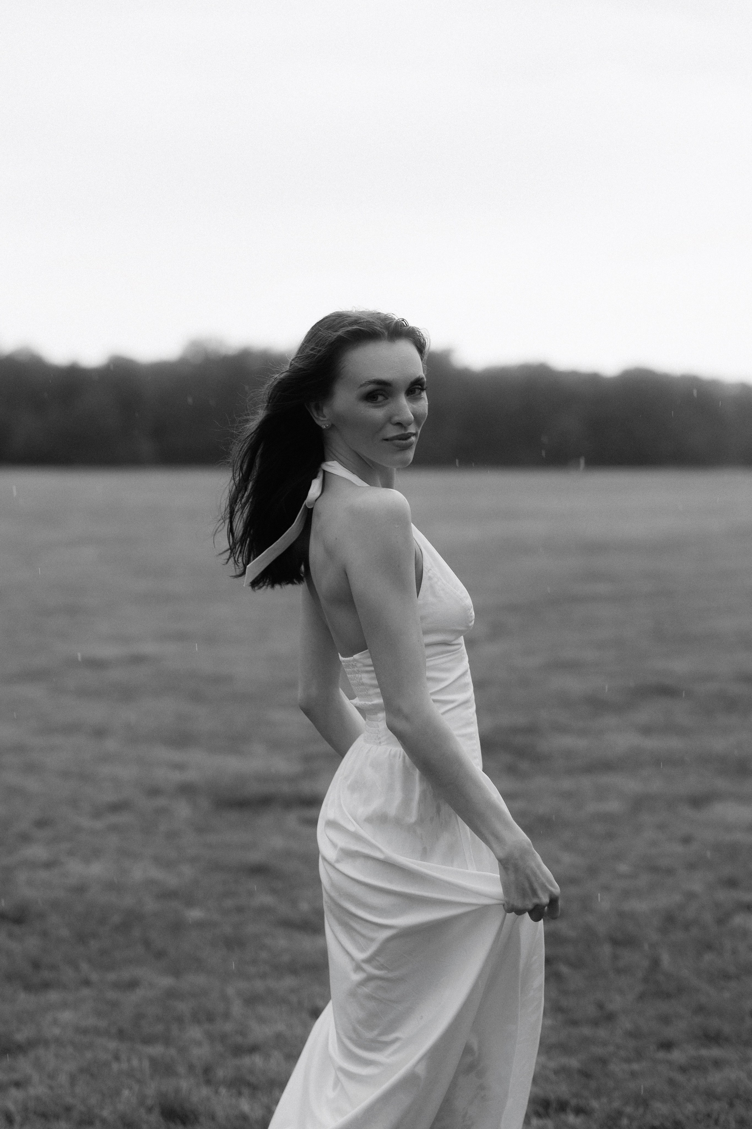 Between Rain and Light — Black & White Portrait Session in Leipzig. Кристина Кожельцова — чёрно-белая портретная фотография в Лейпциге. Германия