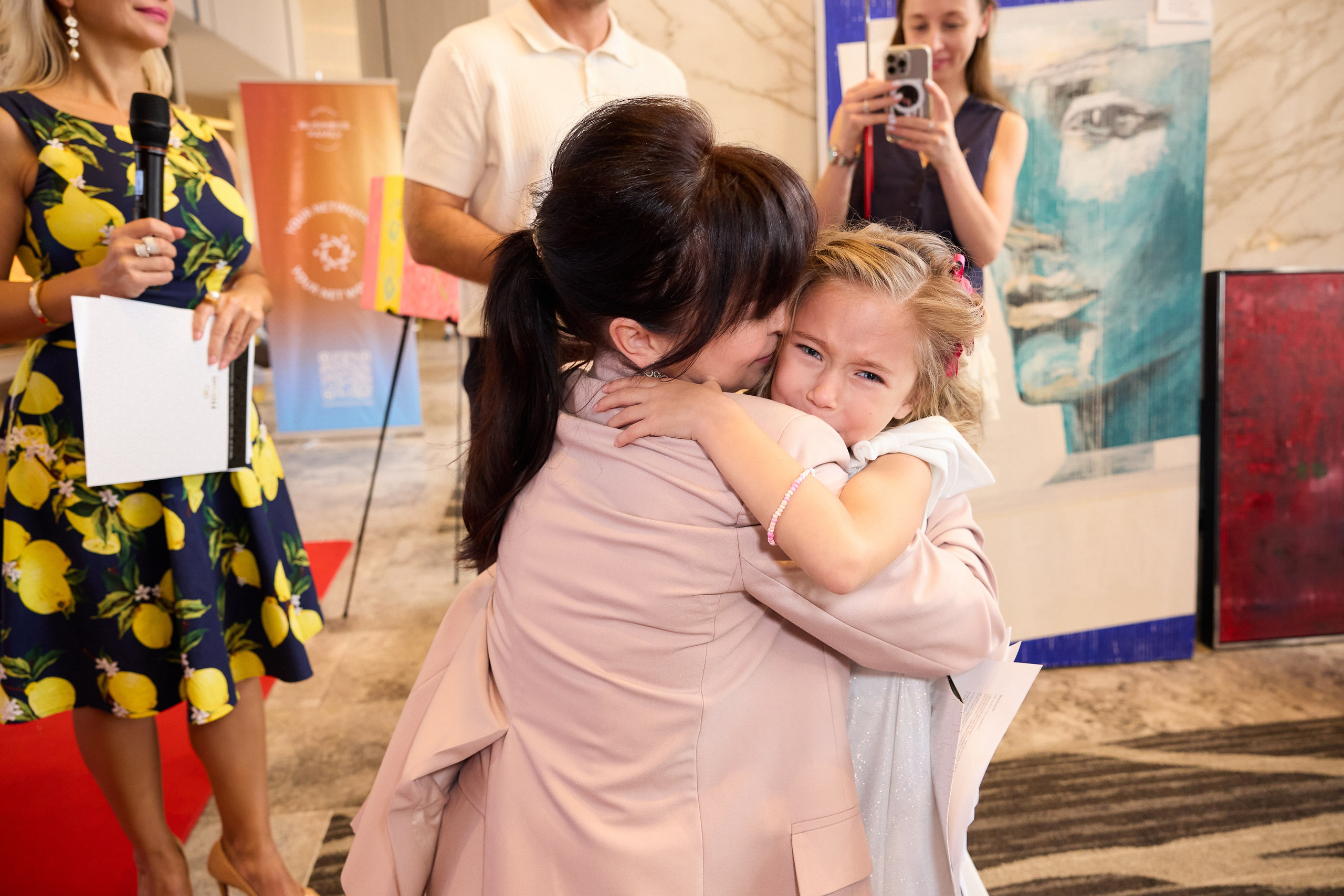 Авторская благотворительная художественная выставка Дианы Бортник. Фотограф Юлия Маковеева