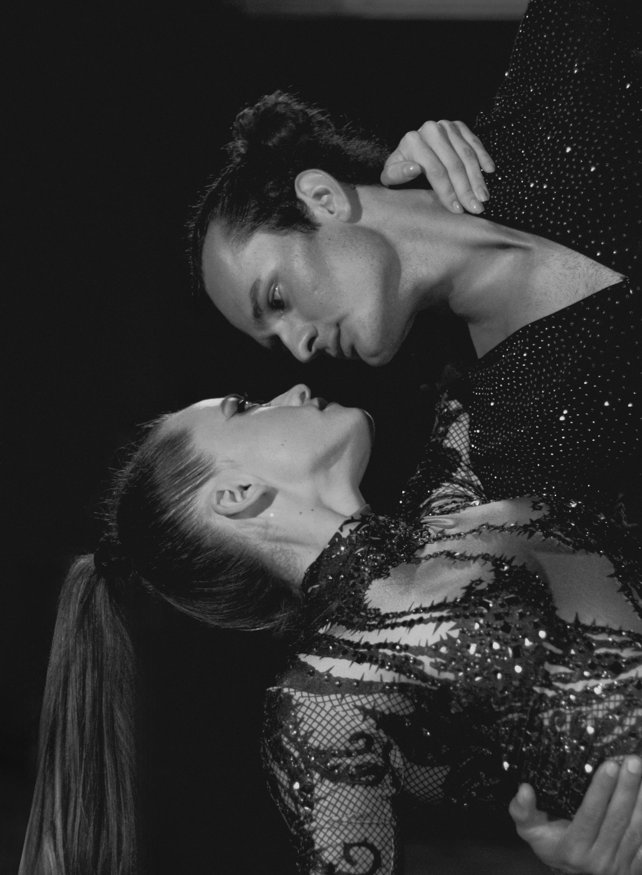 Romantic Love Story Photoshoot in Crete – Capture Your Special Moments. Photographer Maria Chedroom