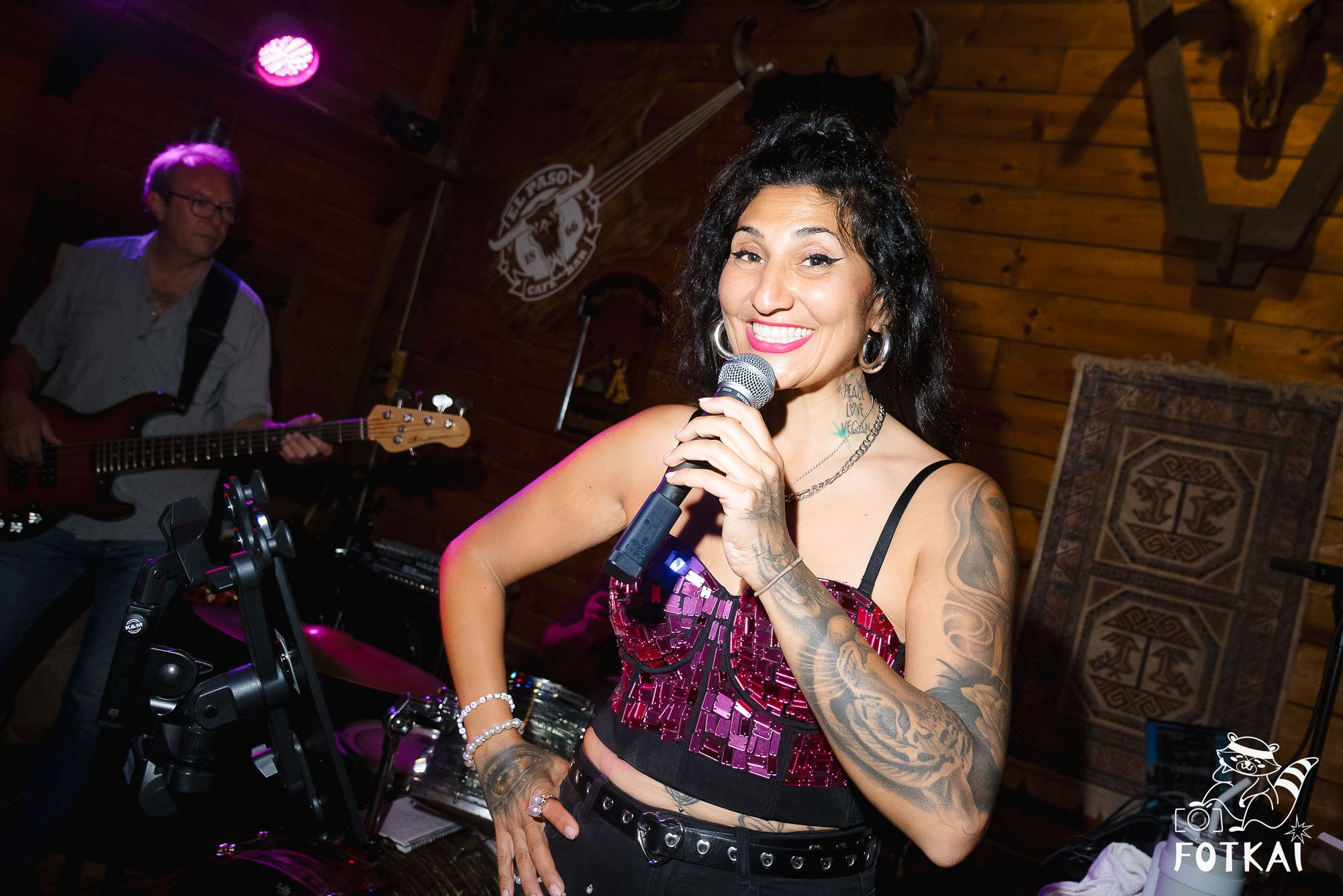 Tributo a Amy Winehouse en El Paso Bar (2 de mayo de 2026) – Fotos, concierto en vivo y ambiente único | FOTKAI