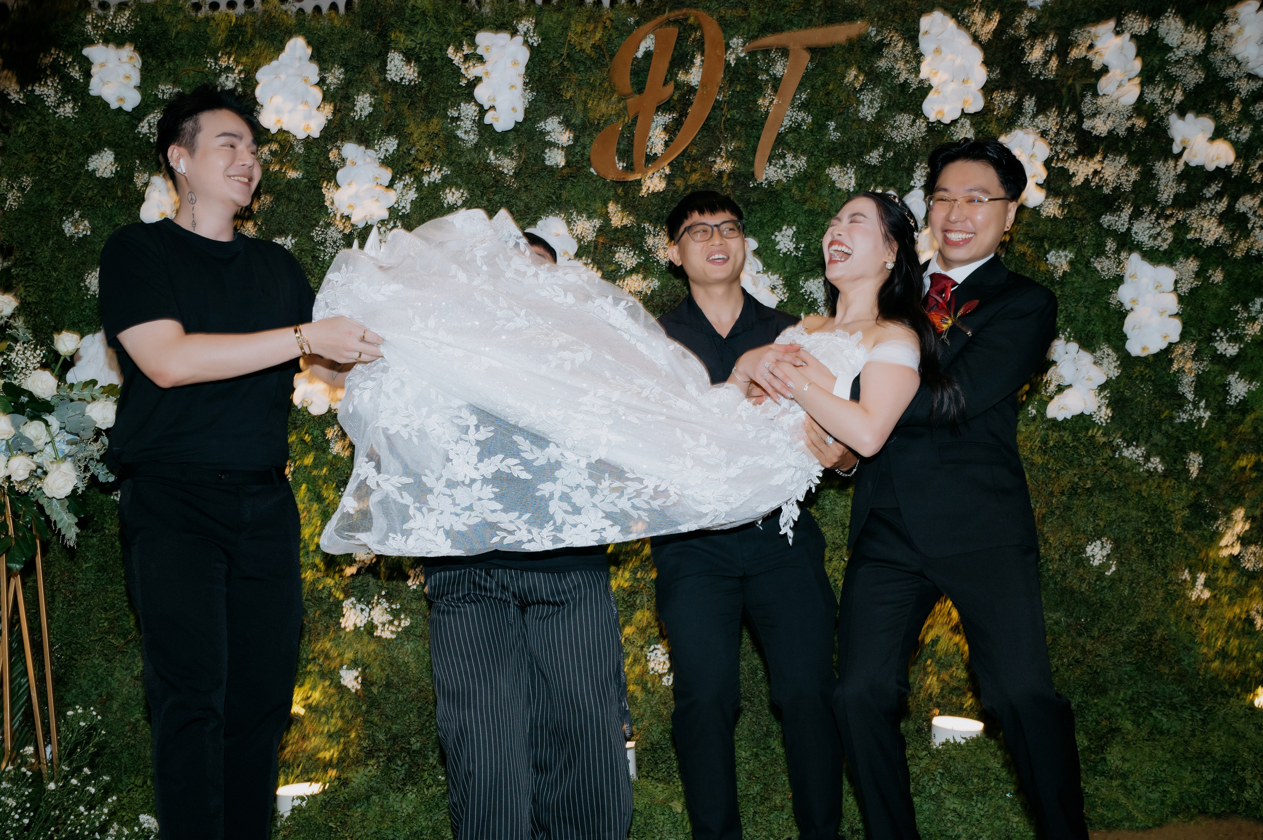 DAT & TU / Wedding Party. Saigon Wedding Present | Art Beyond Moments