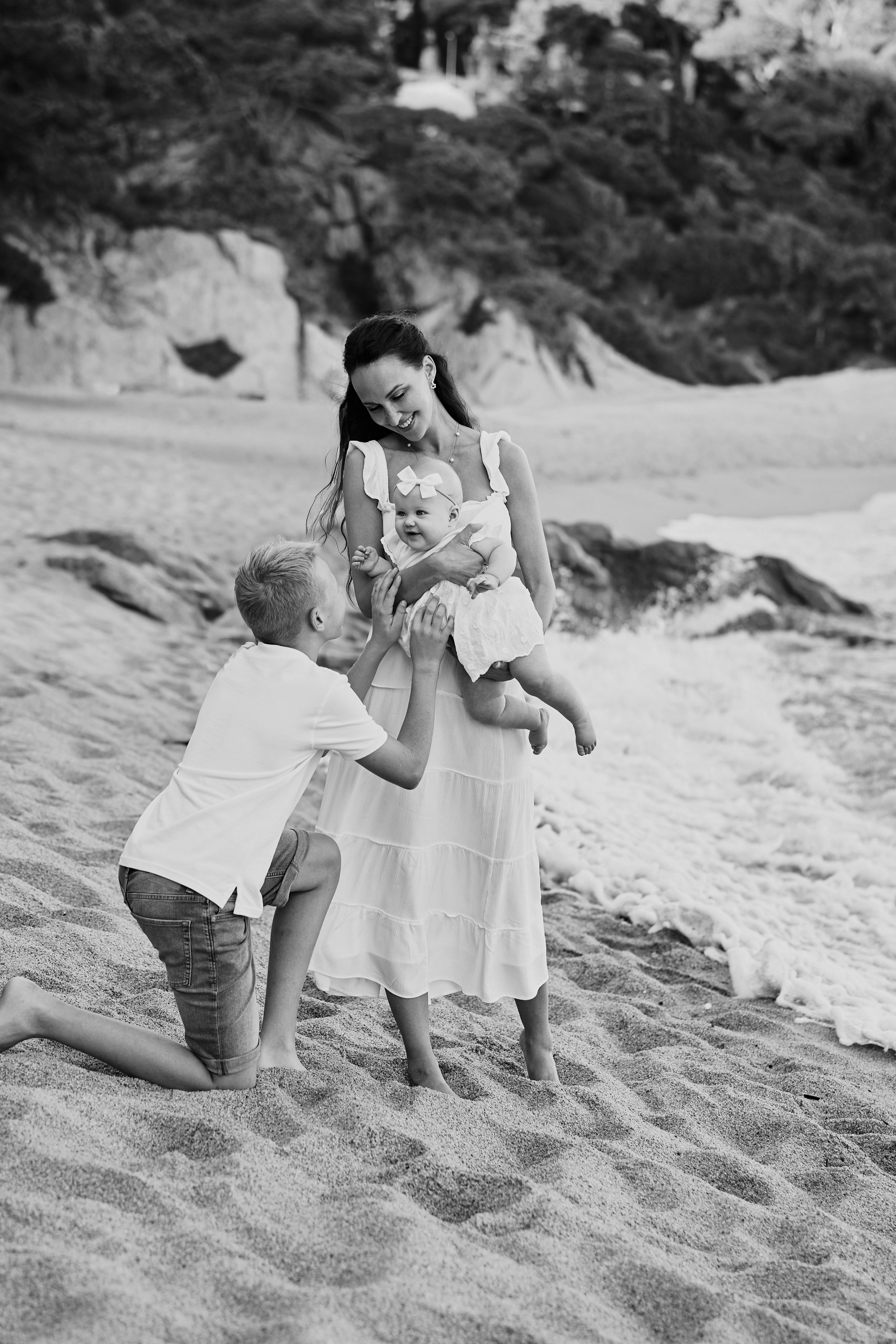 Мама с детьми на пляже. Fotógrafa en España Zhanna Zakharchenko