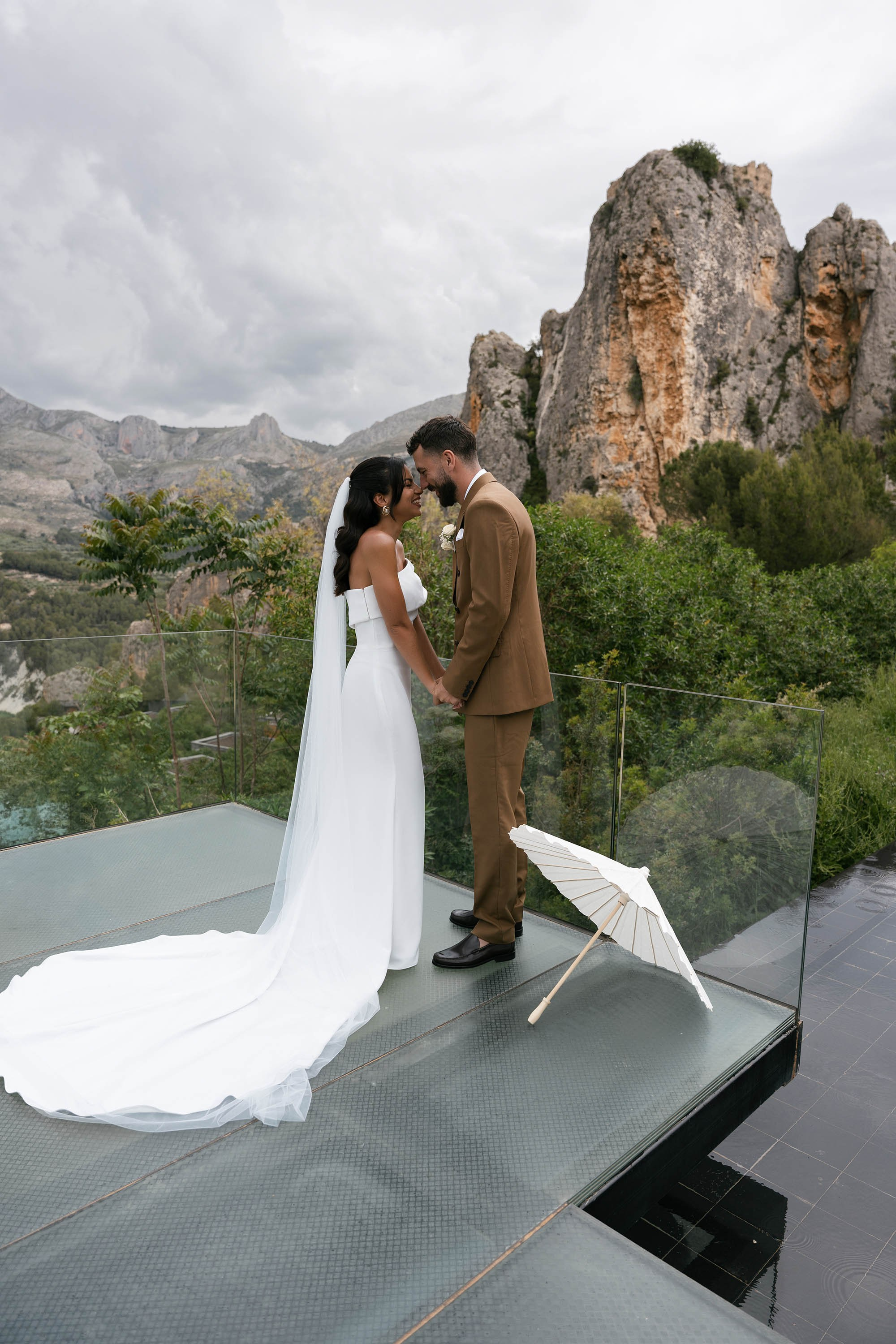 Sarah and Theo — VIVOOD. Fotógrafos de bodas de destino y creadores de contenido con base en España