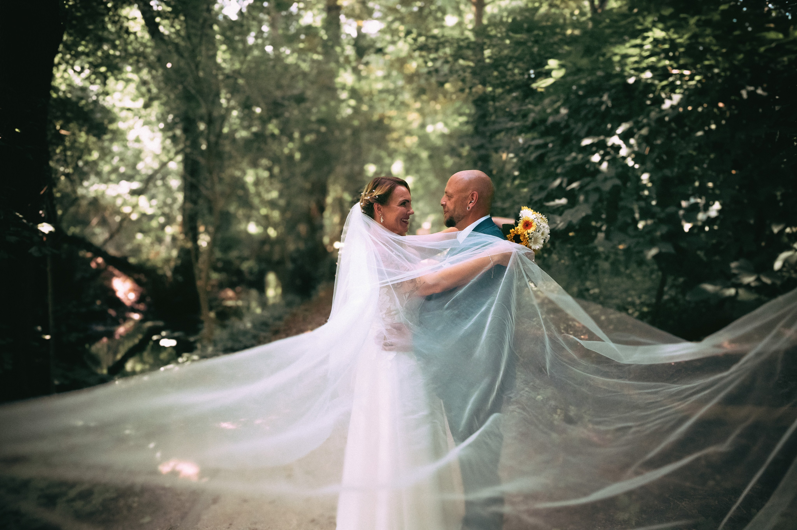 Hochzeitsfotograf Berlin, After Wedding Shooting Berlin, emotionale Hochzeitsfotos Berlin, Natürliches Paarshooting nach der Trauung im Wald – Hochzeitsfotograf Berlin