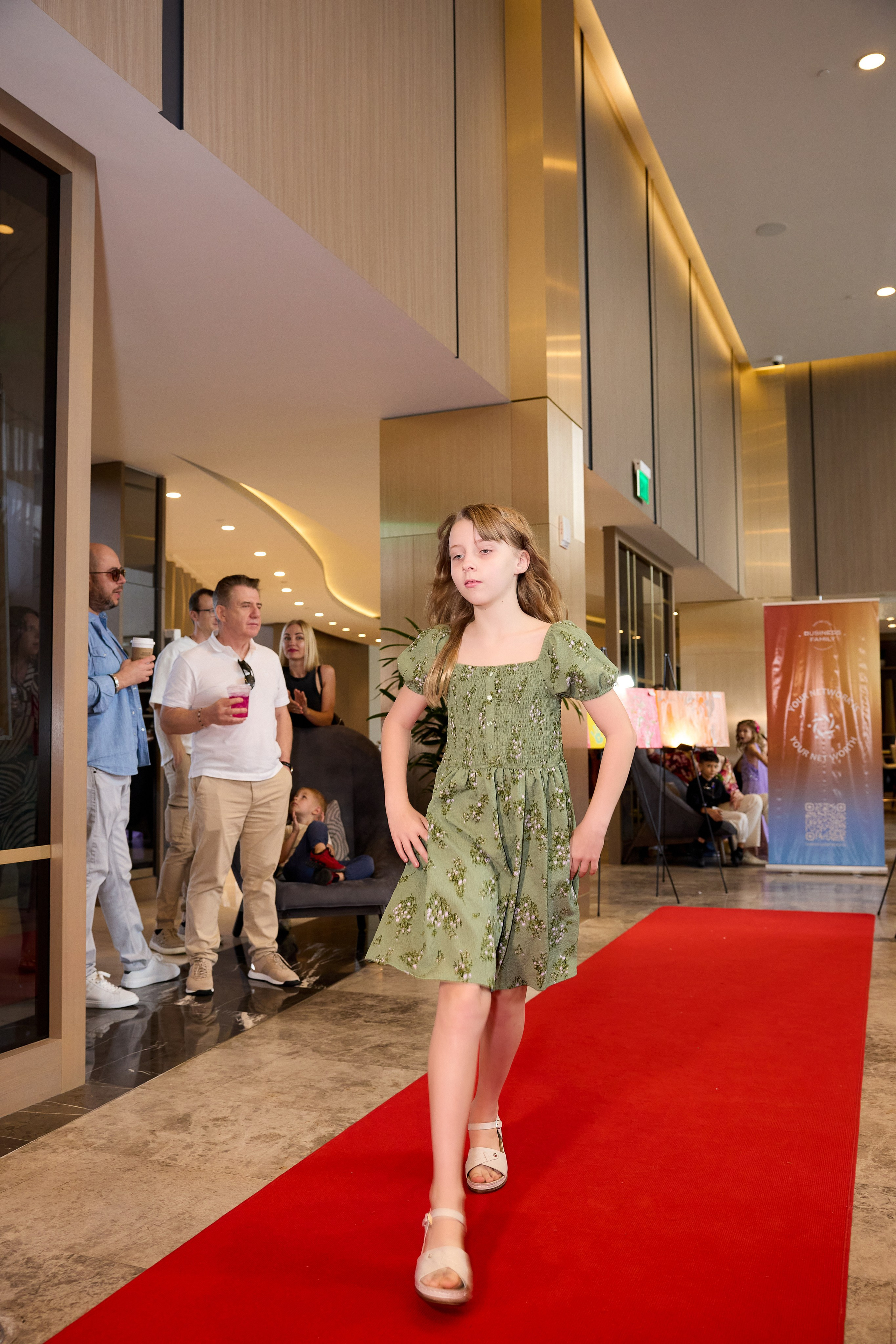 Авторская благотворительная художественная выставка Дианы Бортник. Фотограф Юлия Маковеева