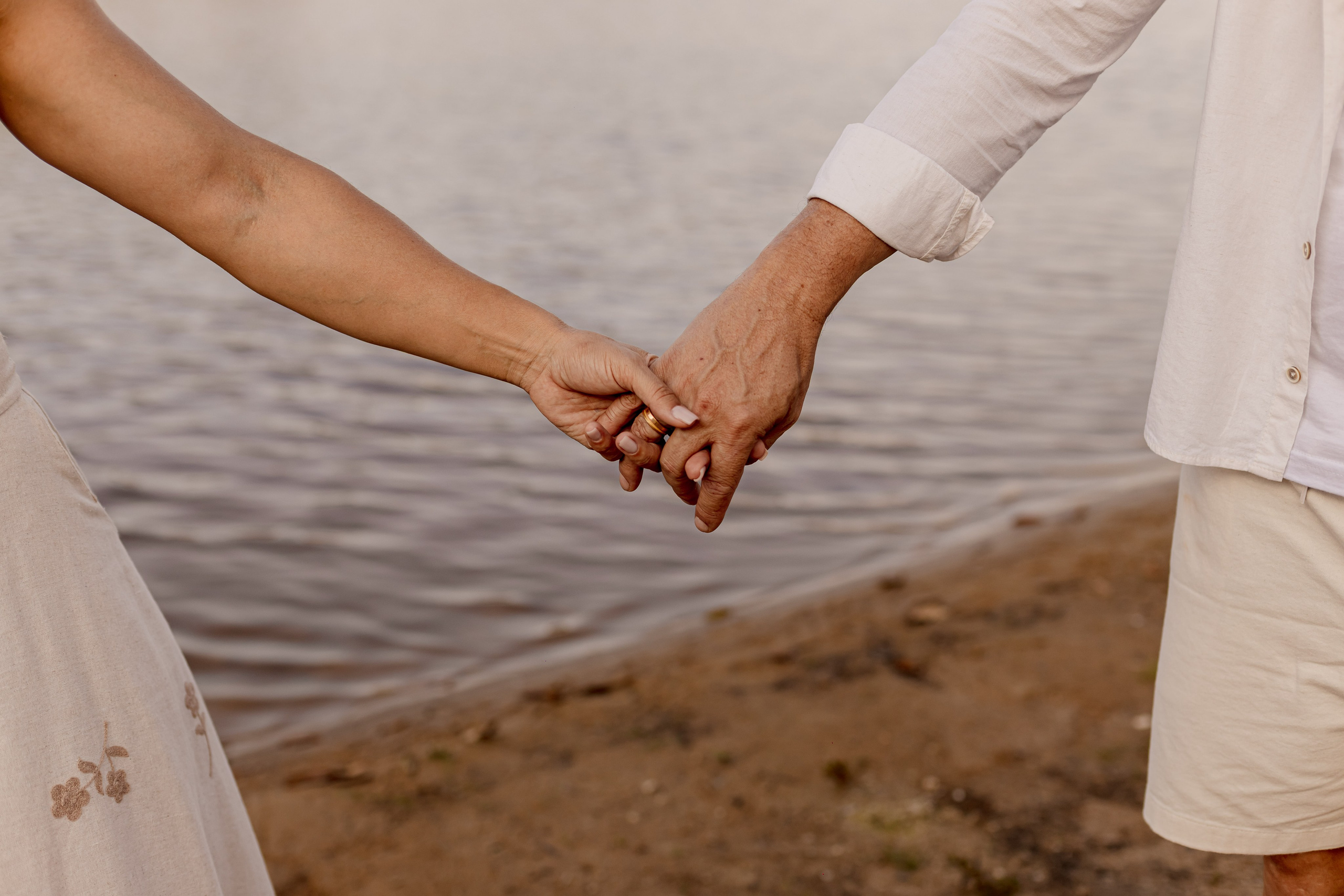 Ensaio Pré-Wedding no Interior Paulista com Lago, Areia e Pôr do Sol | Studio Melk. Tela cheia