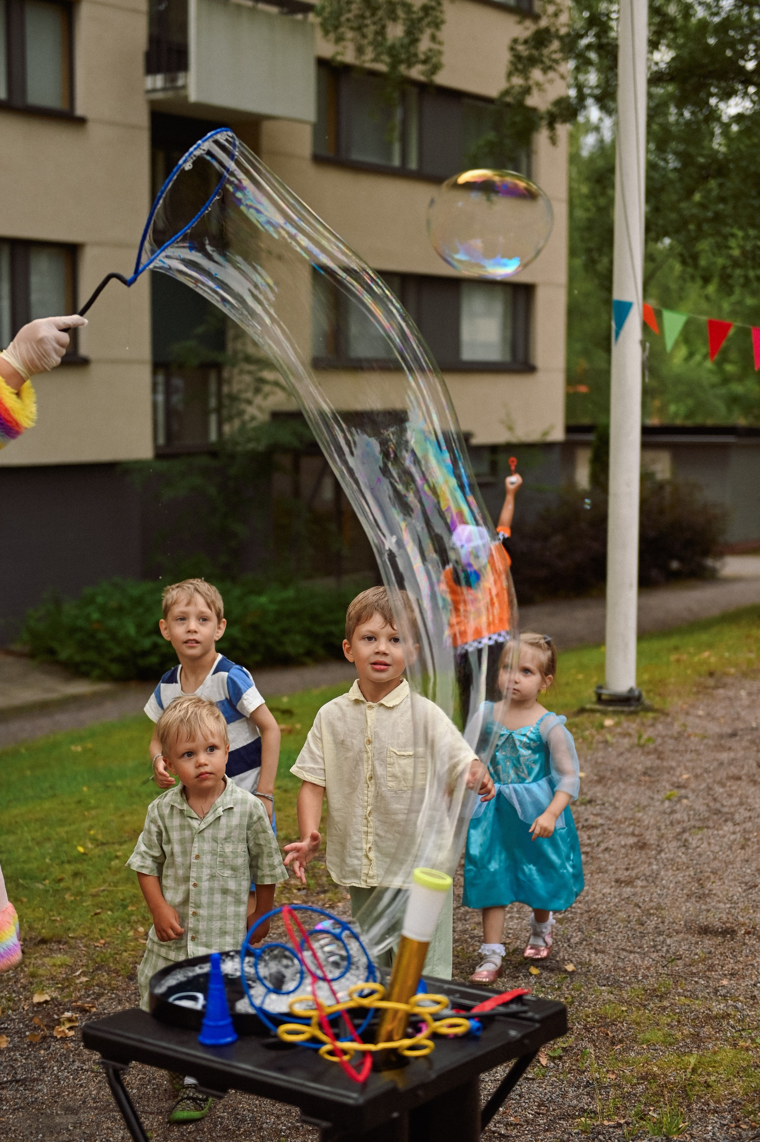 Праздник во дворе дома. Детский и семейный фотограф в финляндии дина пулкка. контент фотограф