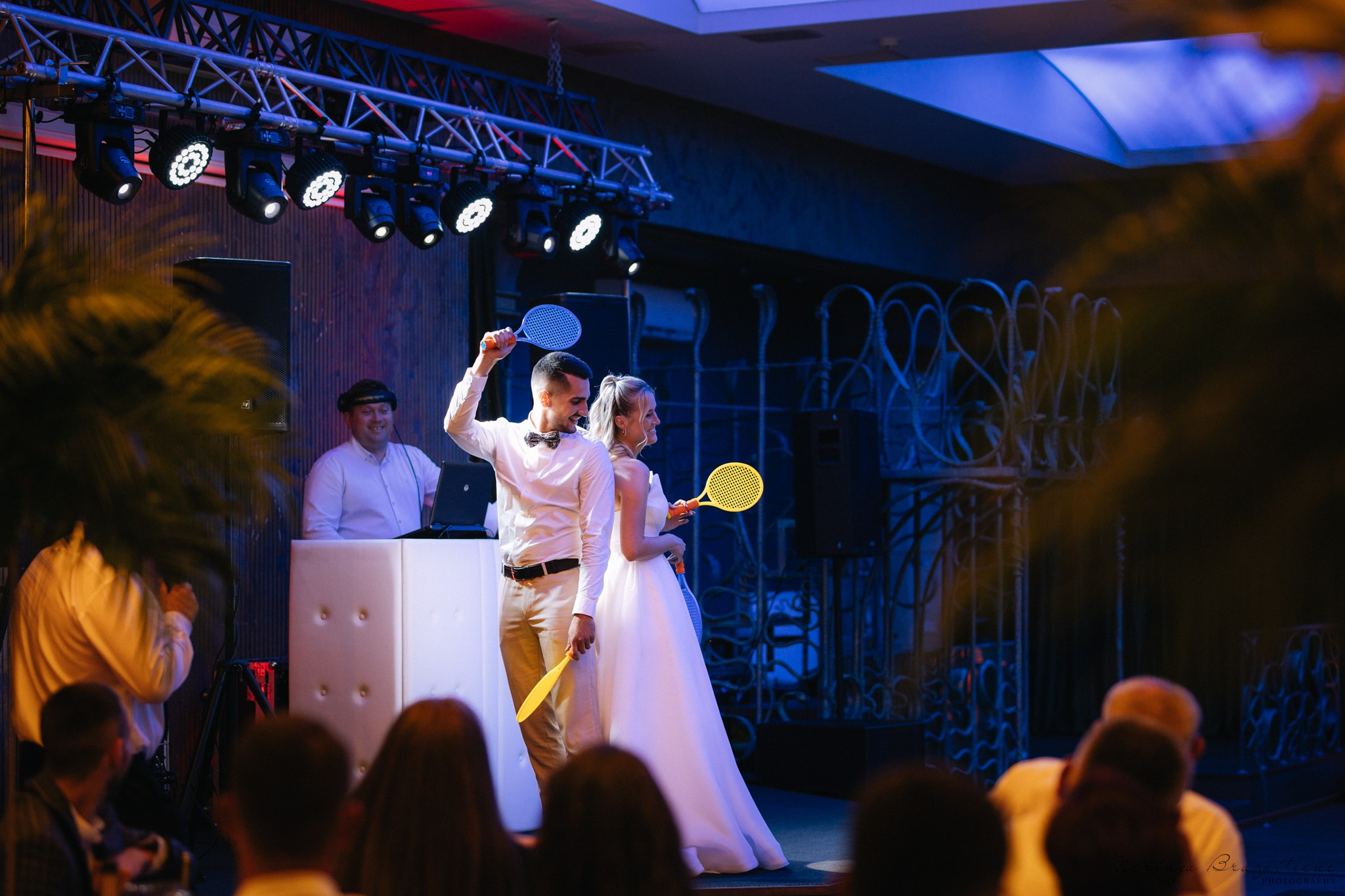 Vestuvinė fotosesija Kaune, Vienybės aikštėje, prie Lietuvos banko