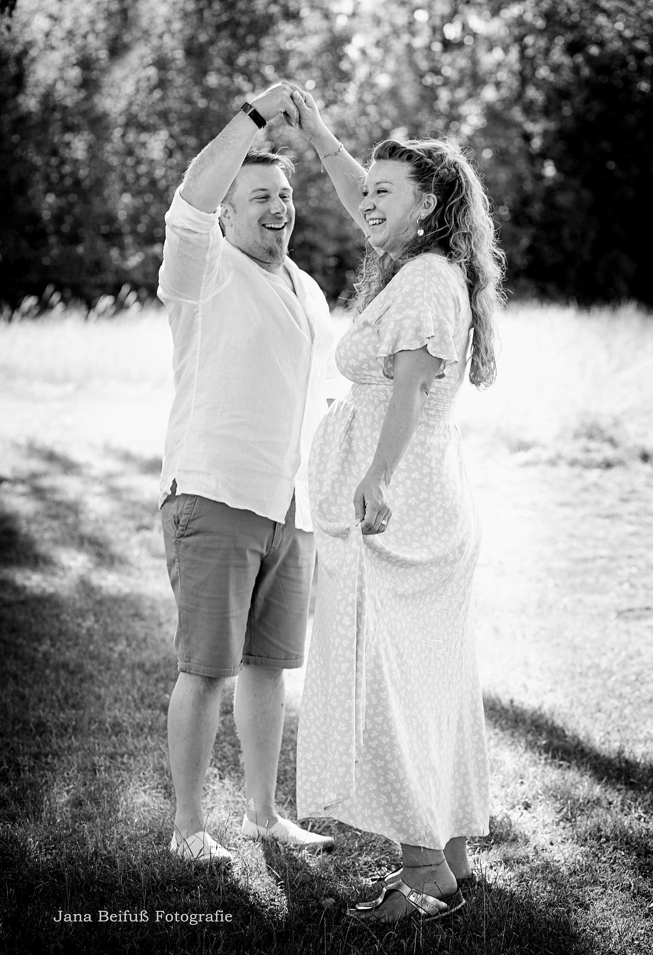 werdende Eltern Tanzen auf einer Wiese in Weißenhorn - Schwangerschaftsfotografie Weißenhorn bei Ulm 