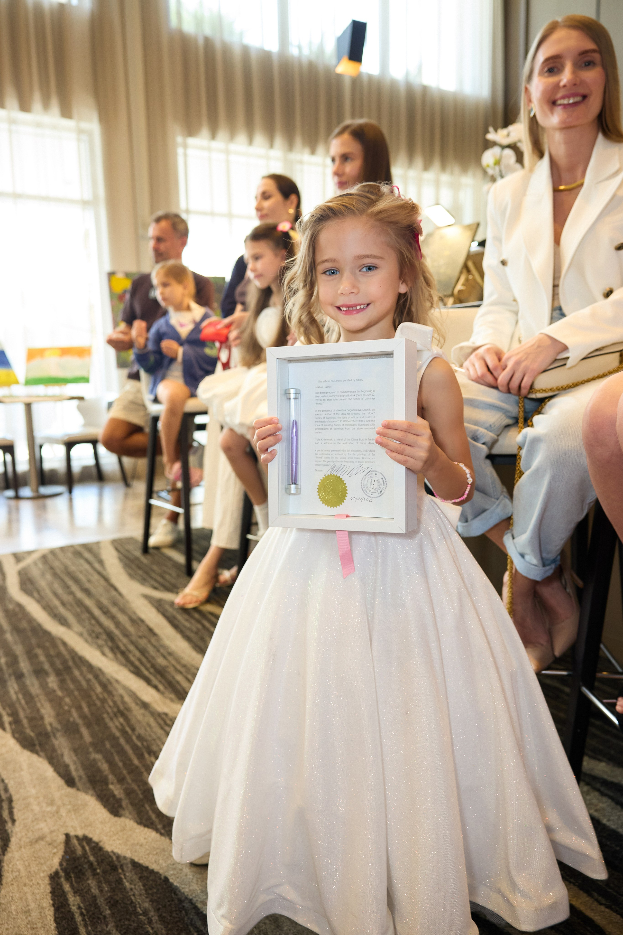 Авторская благотворительная художественная выставка Дианы Бортник. Фотограф Юлия Маковеева