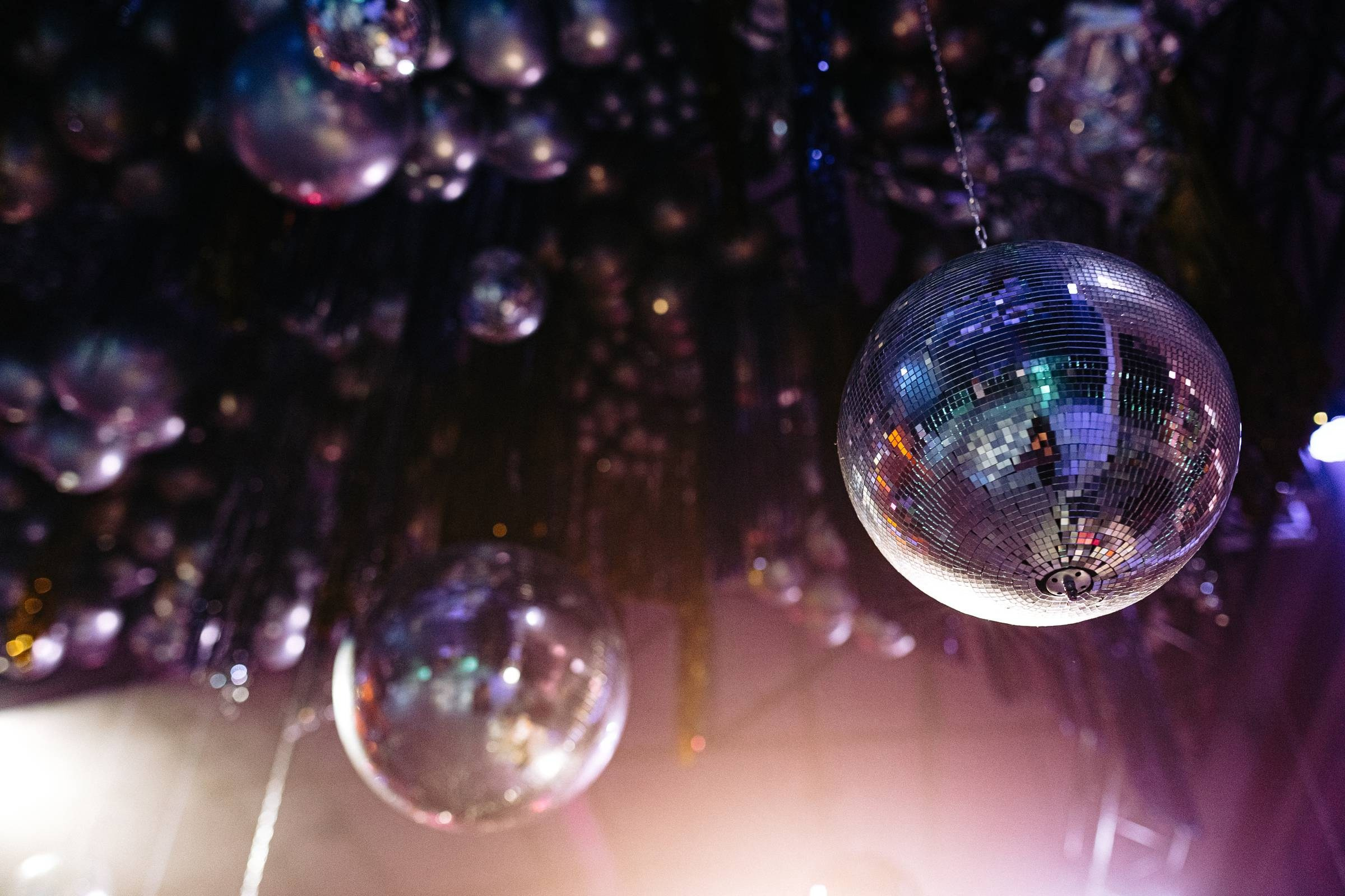 KĀZAS BEZ ROBEŽĀM DISKO STILĀ