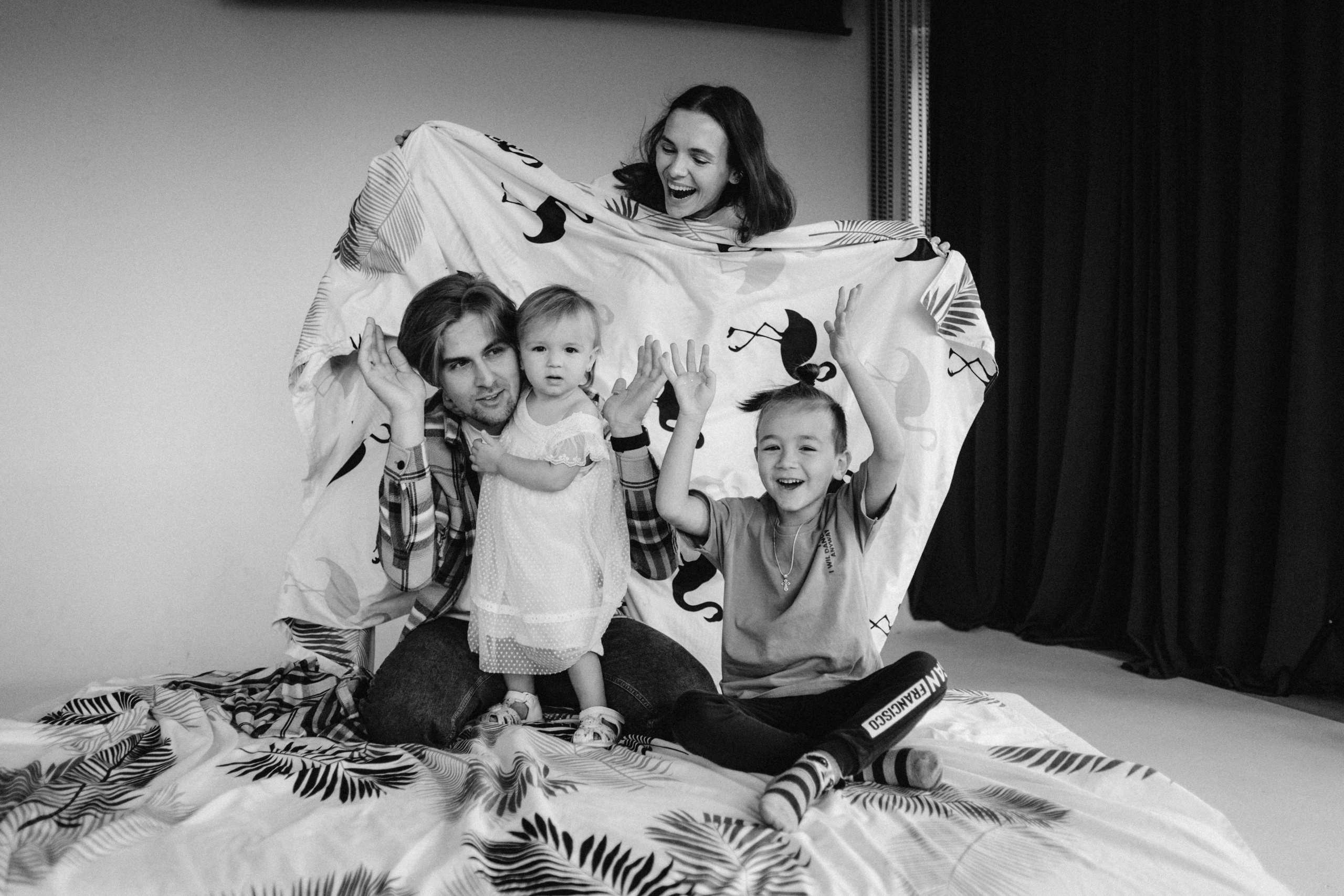 By Your Side. Family photographer in Warsaw Sasha Zenzina