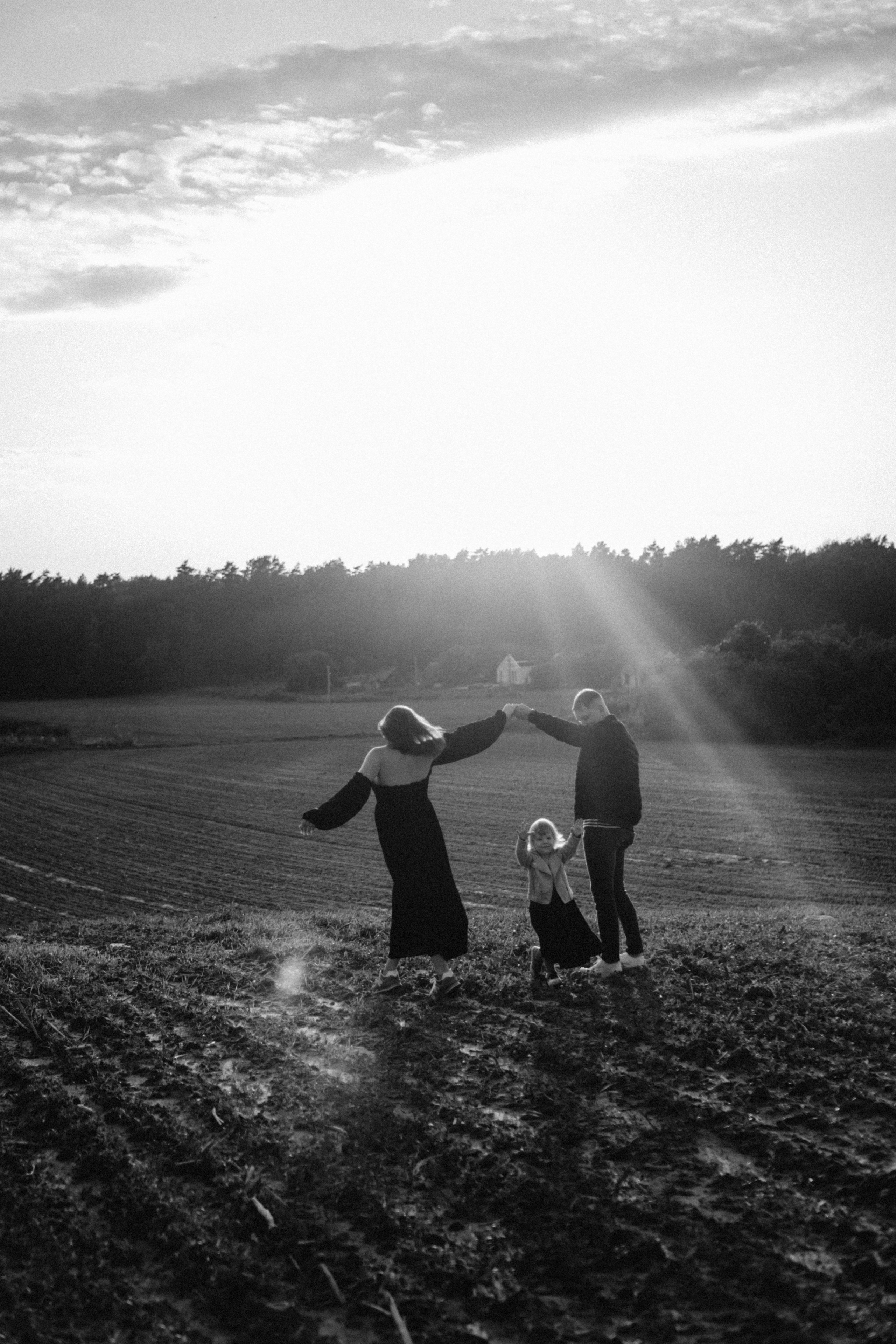 Wanna be with you everywhere. Family photographer in Warsaw Sasha Zenzina