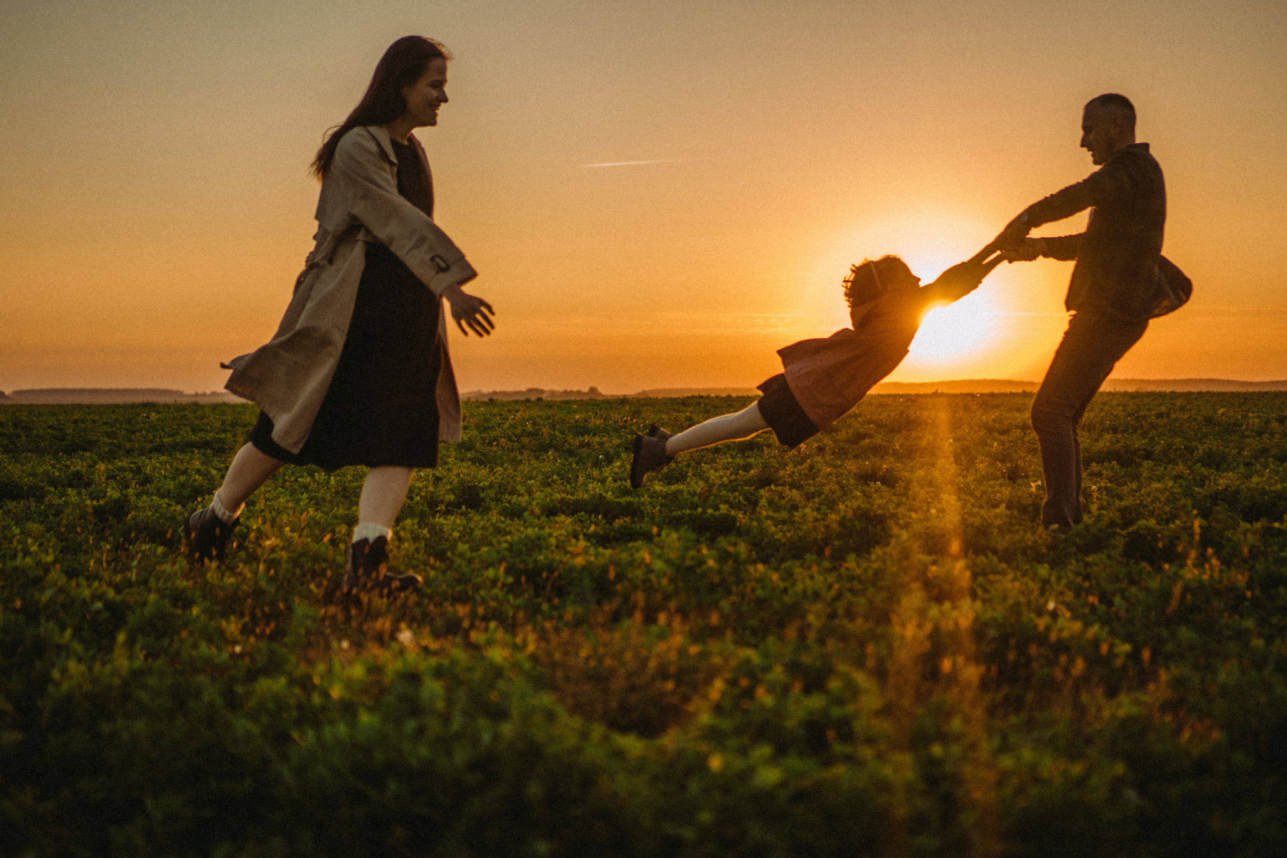 When autumn leaves start to fall. Family photographer in Warsaw Sasha Zenzina