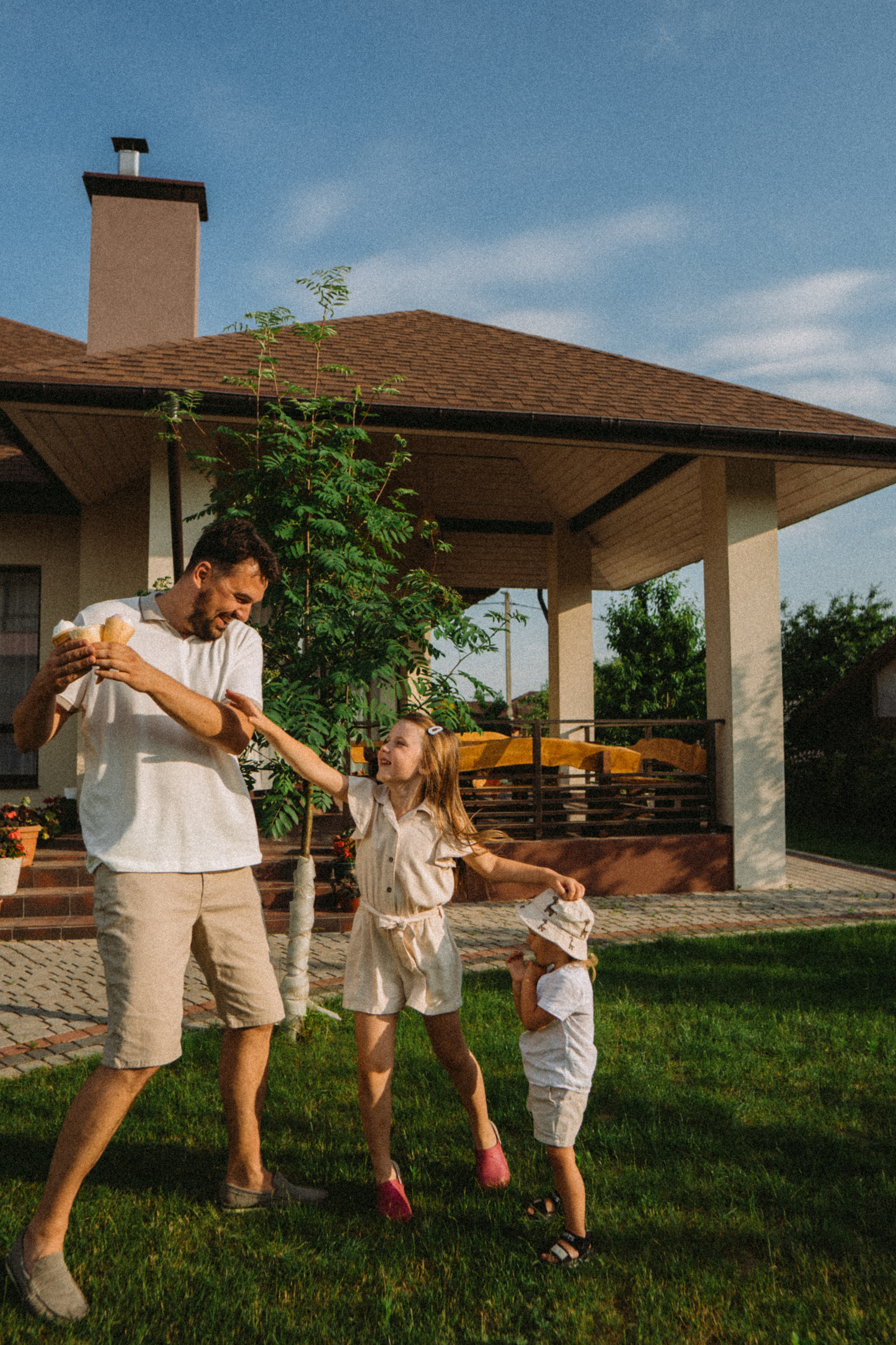 Home sweet home. Family photographer in Warsaw Sasha Zenzina