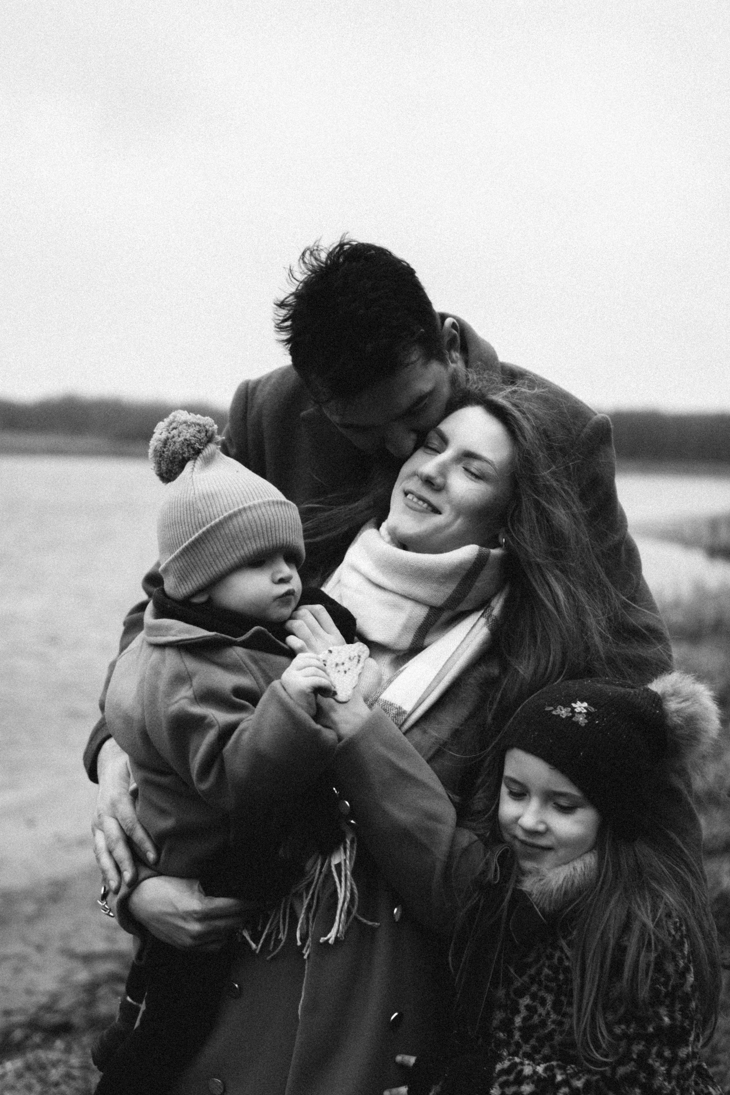 Cold outside Warm inside. Family photographer in Warsaw Sasha Zenzina