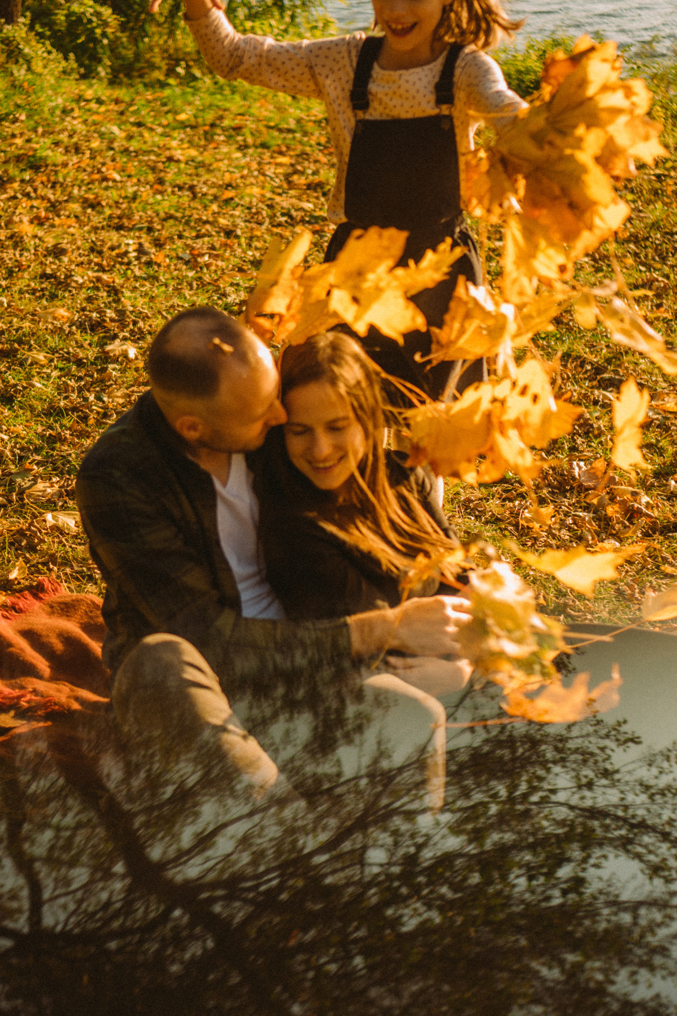 When autumn leaves start to fall. Family photographer in Warsaw Sasha Zenzina