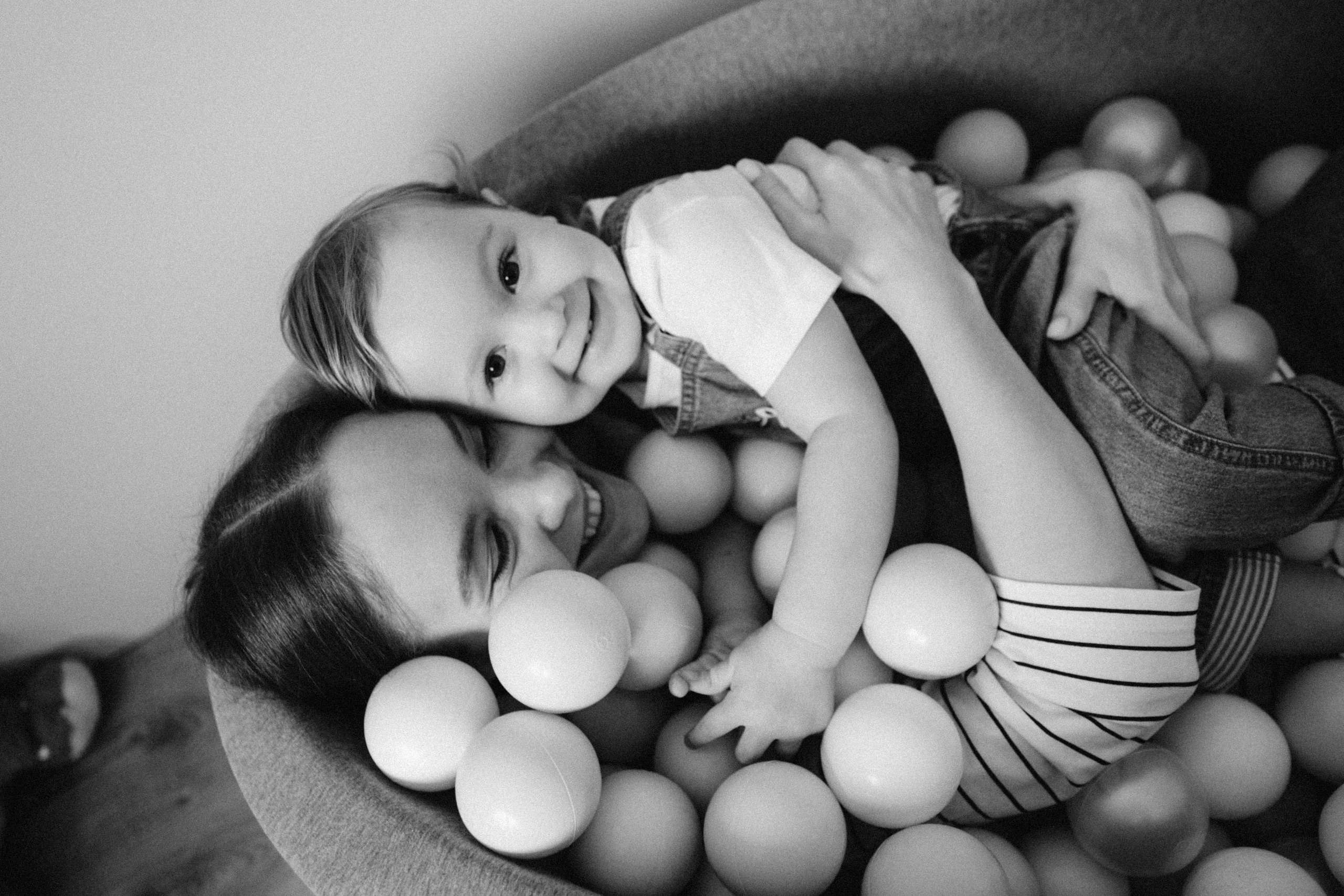 Let's stay home. Family photographer in Warsaw Sasha Zenzina