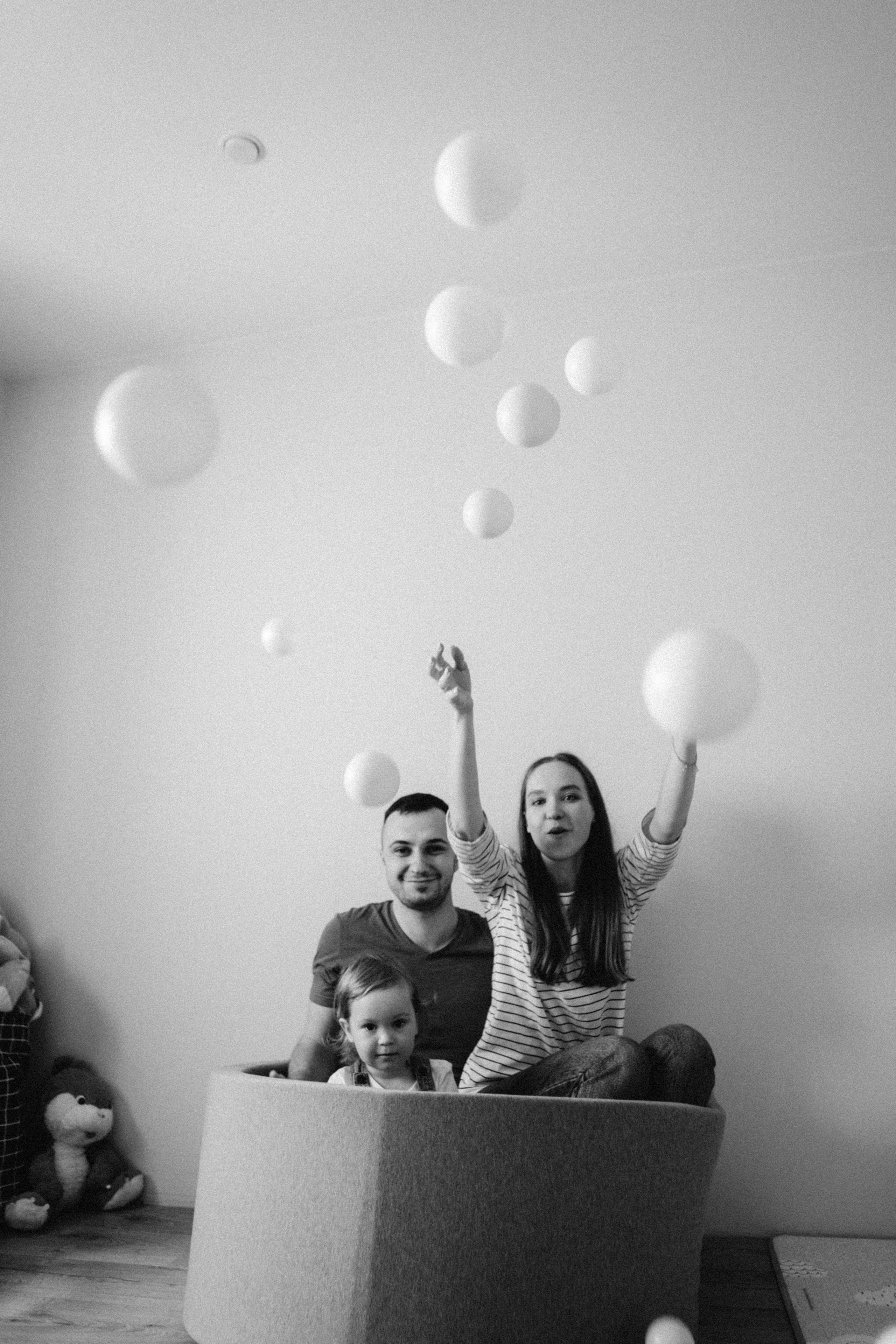 Let's stay home. Family photographer in Warsaw Sasha Zenzina