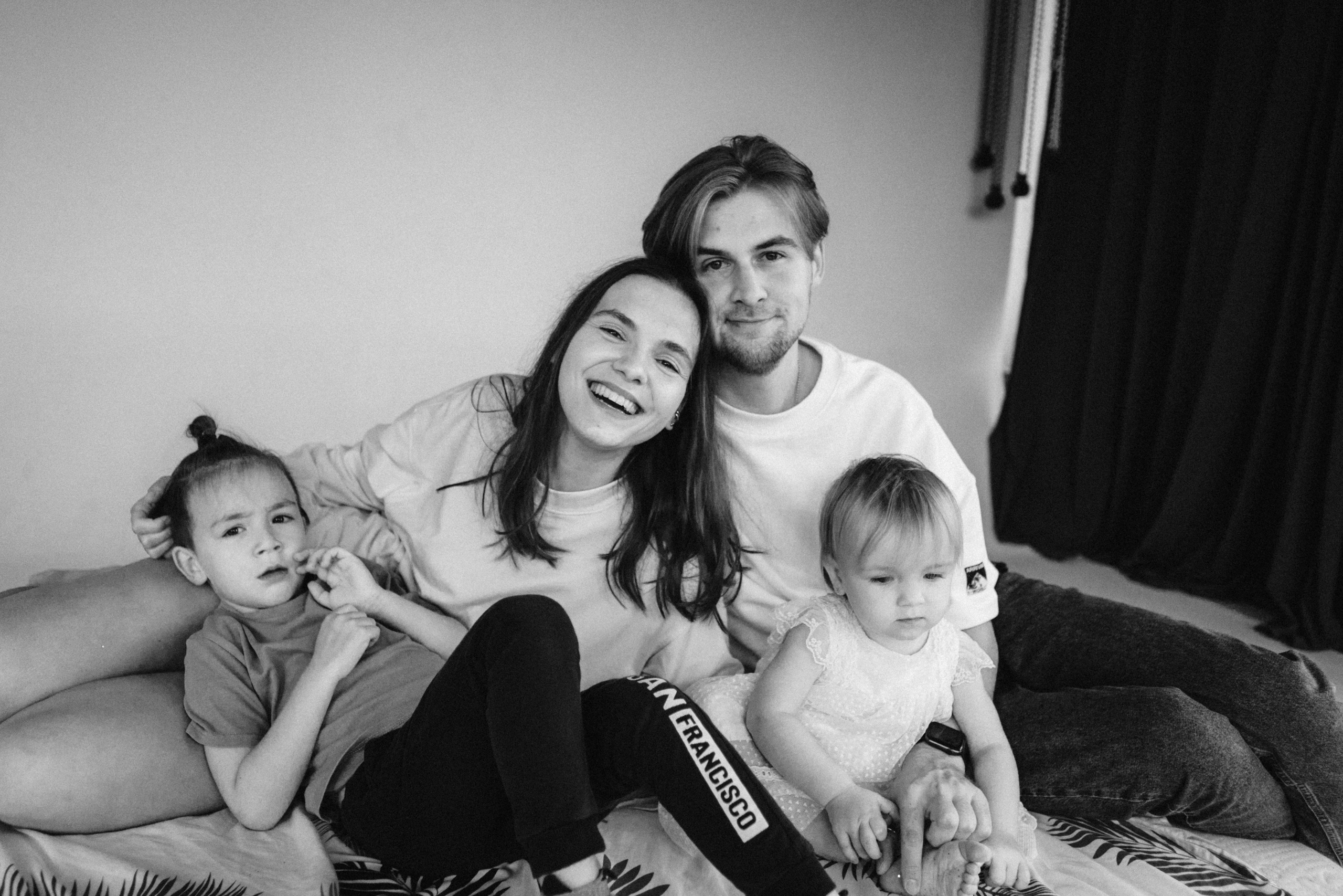 By Your Side. Family photographer in Warsaw Sasha Zenzina