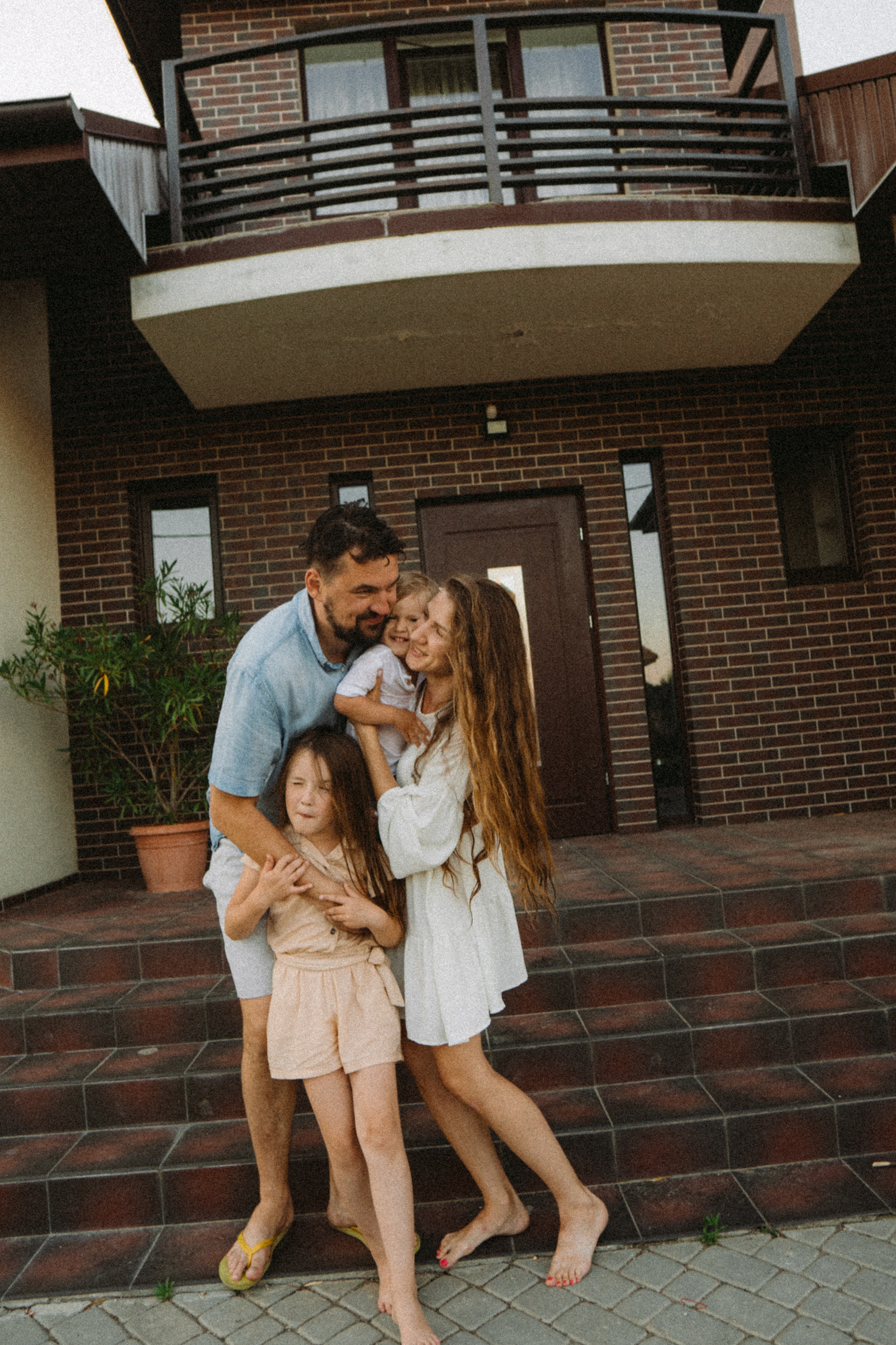 Home sweet home. Family photographer in Warsaw Sasha Zenzina