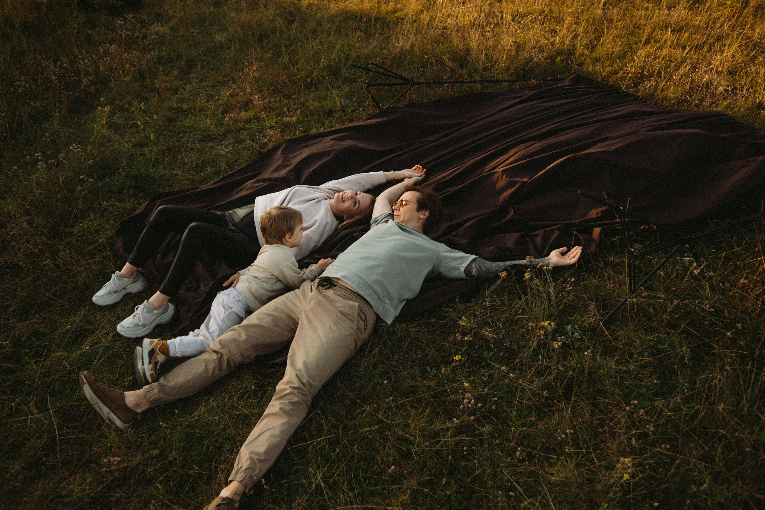 Catch the sunset. Family photographer in Warsaw Sasha Zenzina