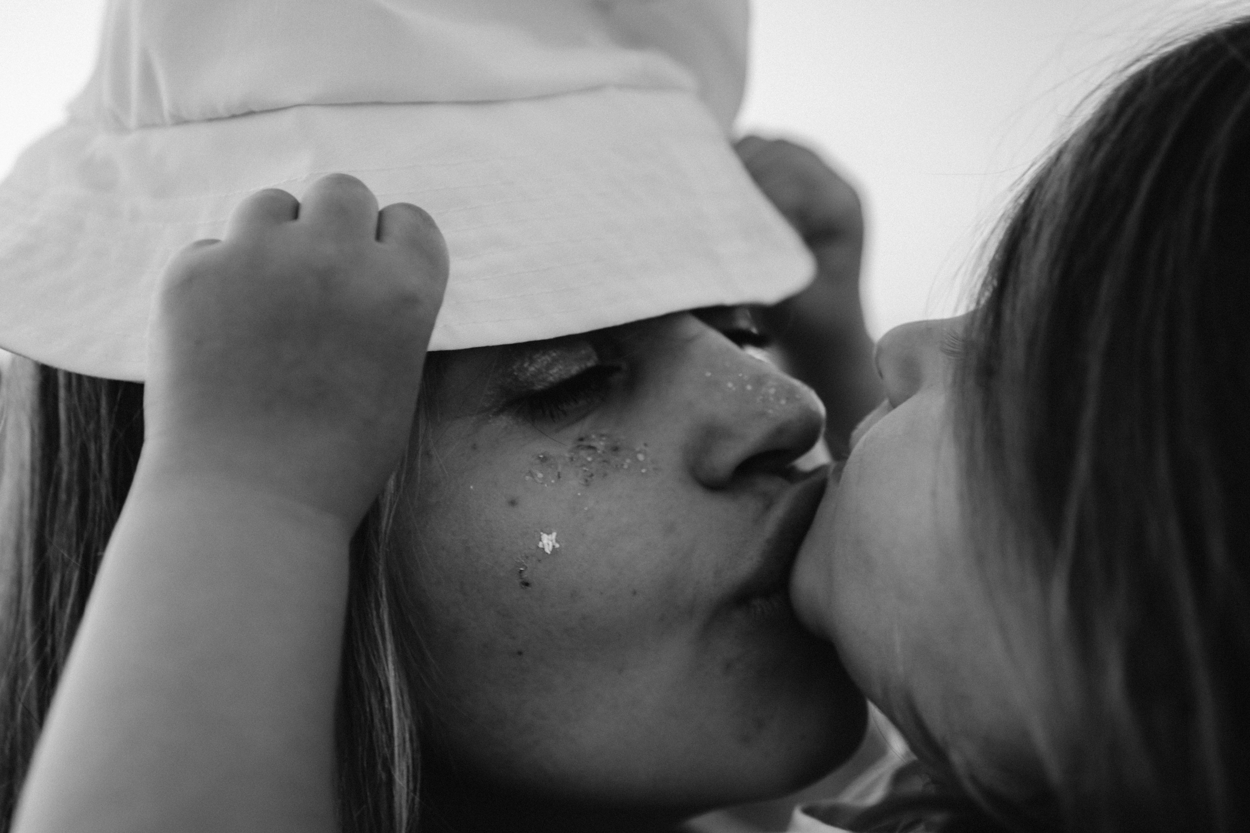 Love whisper. Family photographer in Warsaw Sasha Zenzina