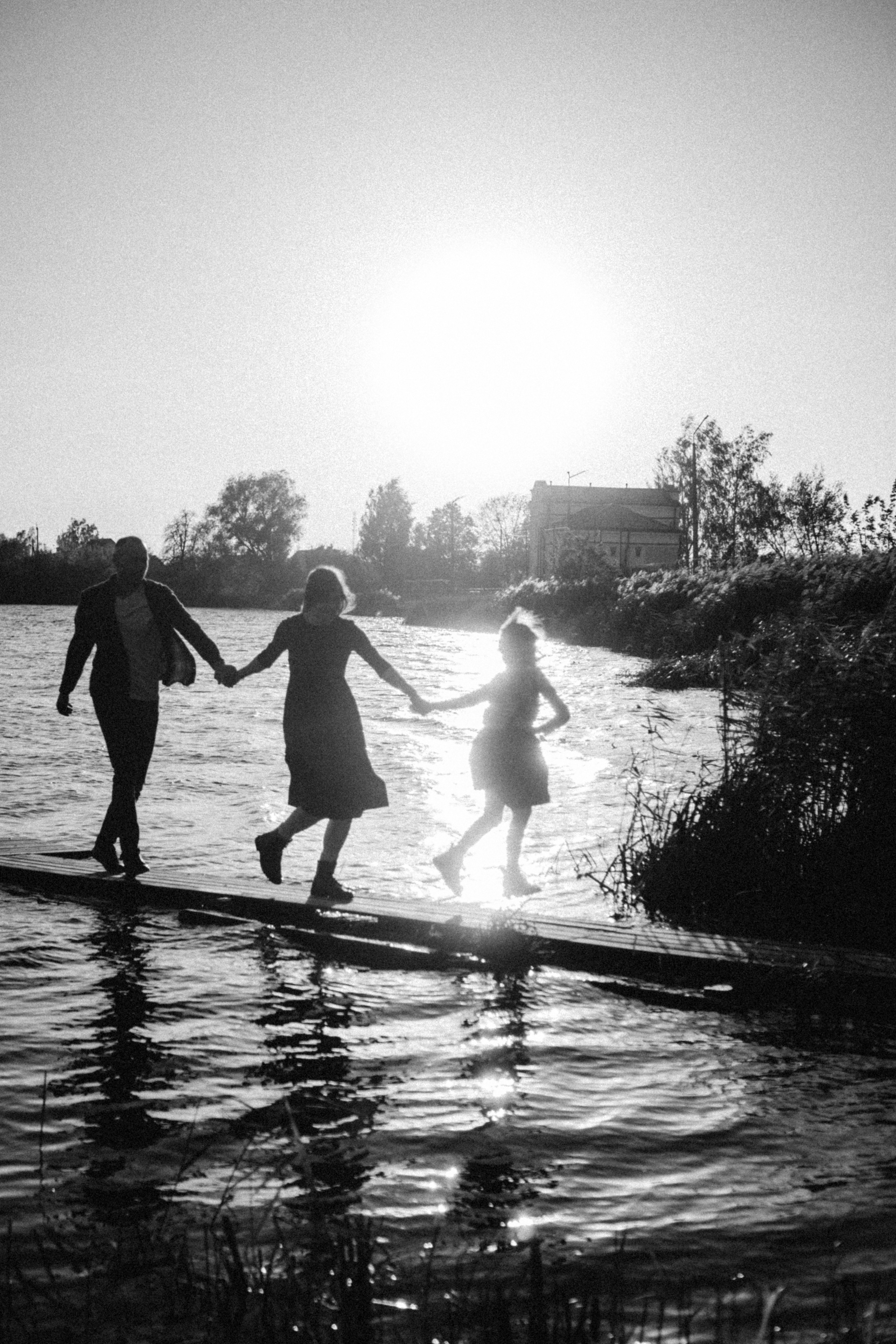 When autumn leaves start to fall. Family photographer in Warsaw Sasha Zenzina
