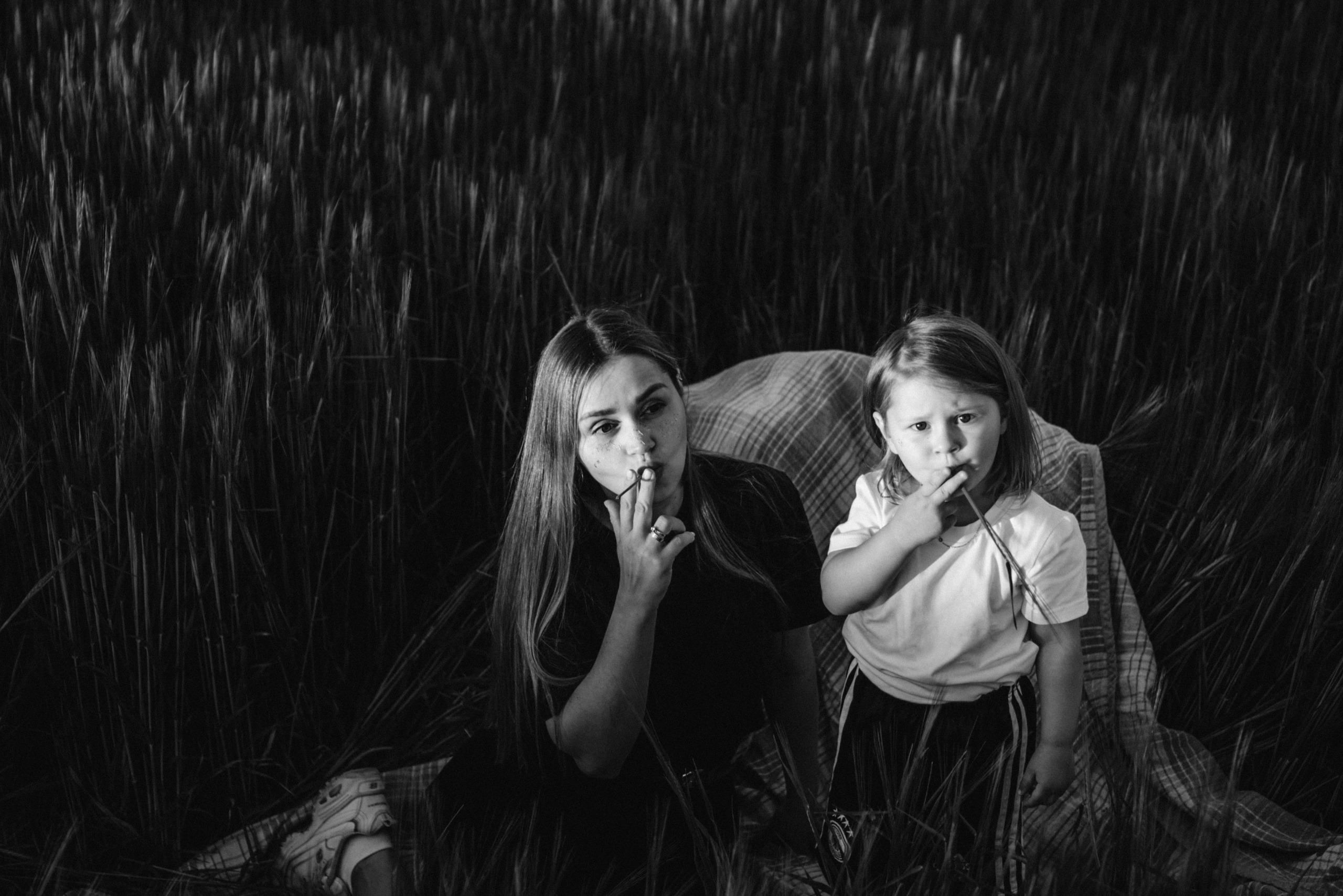 Love whisper. Family photographer in Warsaw Sasha Zenzina
