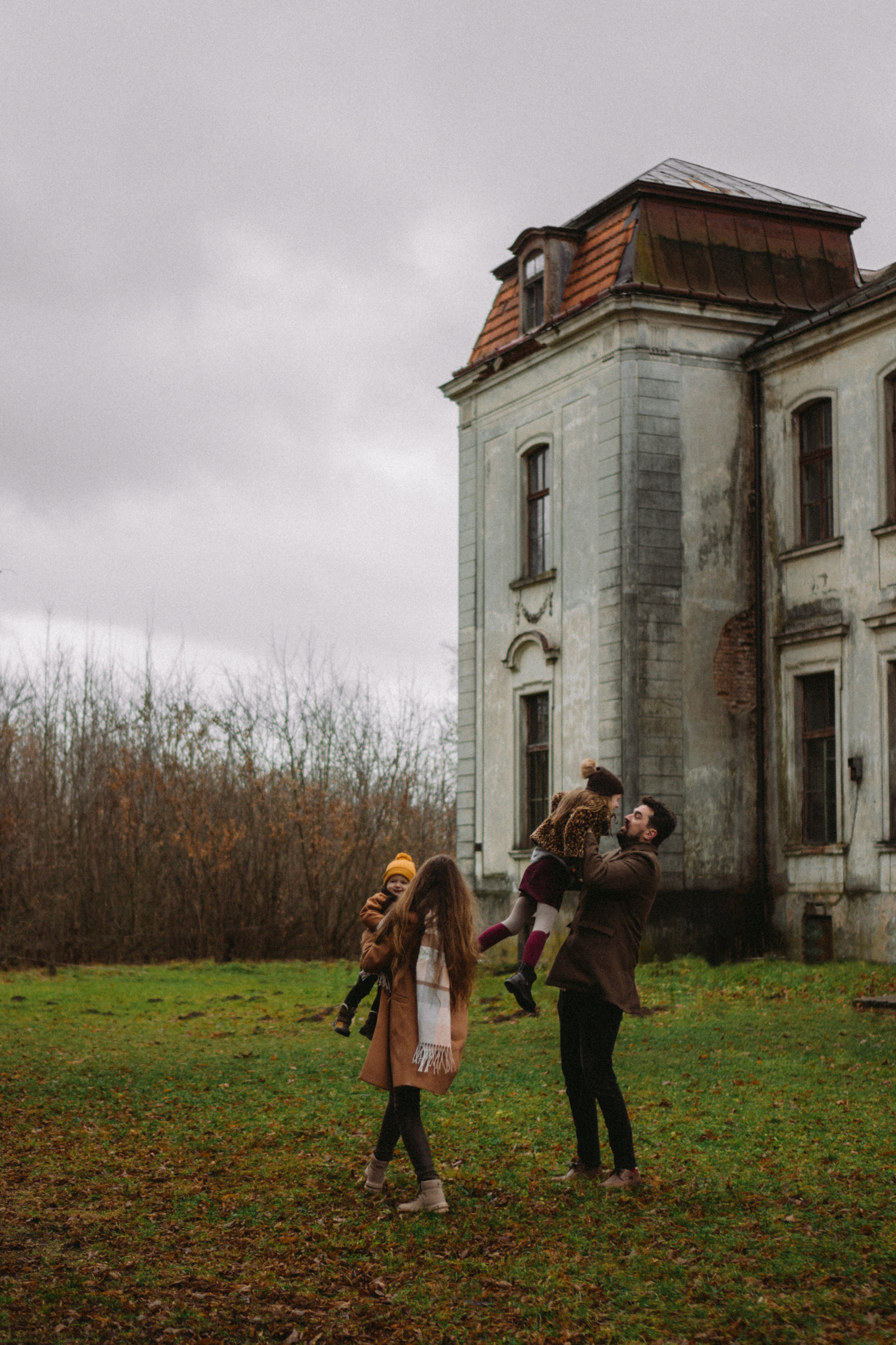 Cold outside Warm inside. Family photographer in Warsaw Sasha Zenzina