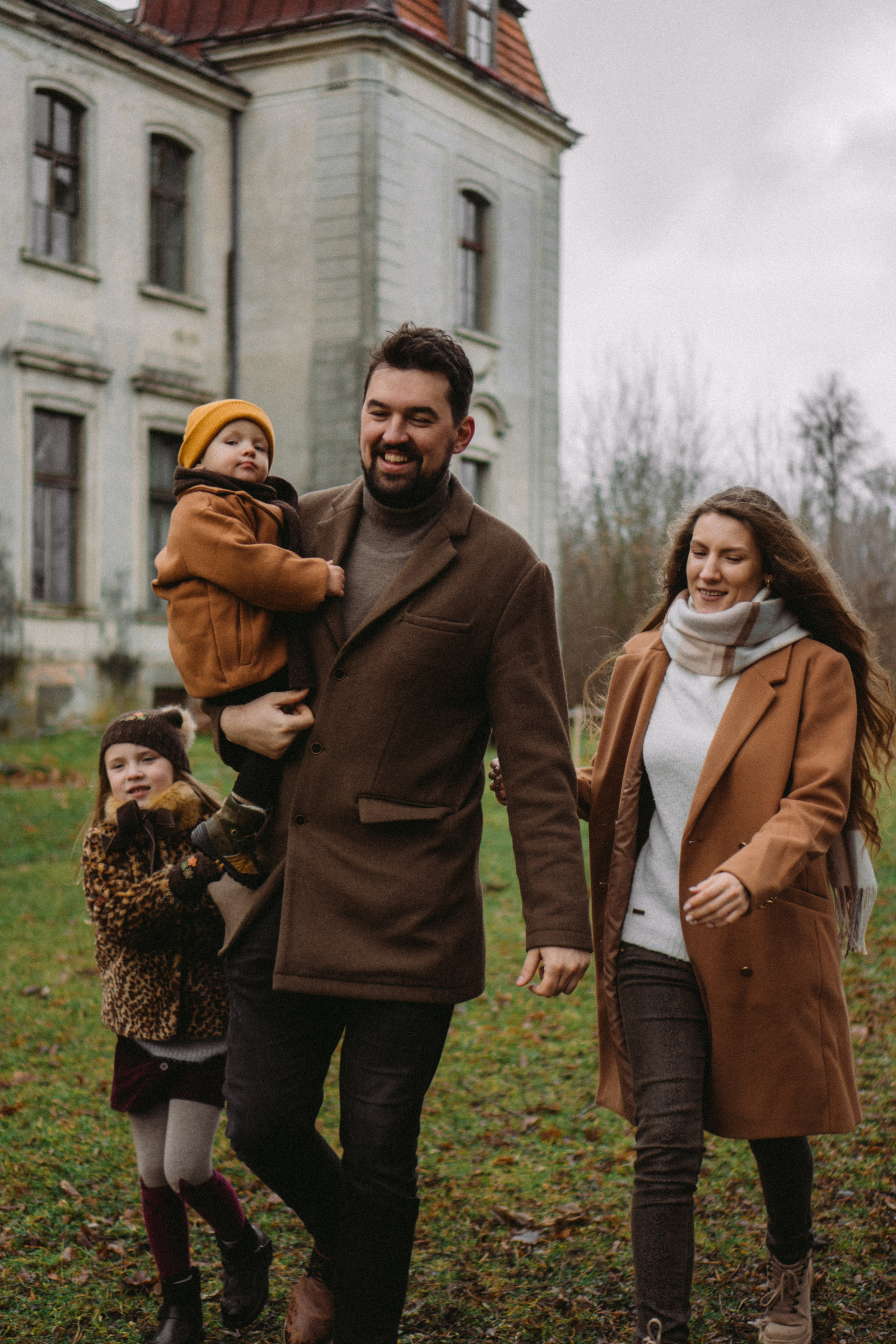 Cold outside Warm inside. Family photographer in Warsaw Sasha Zenzina