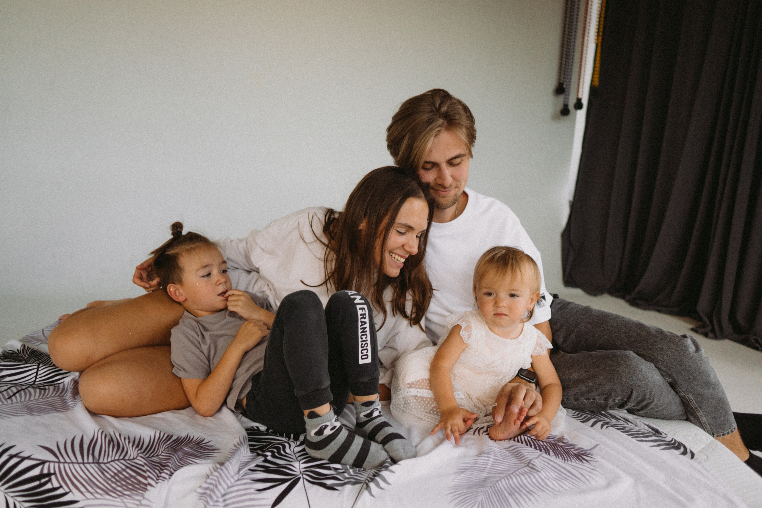 By Your Side. Family photographer in Warsaw Sasha Zenzina