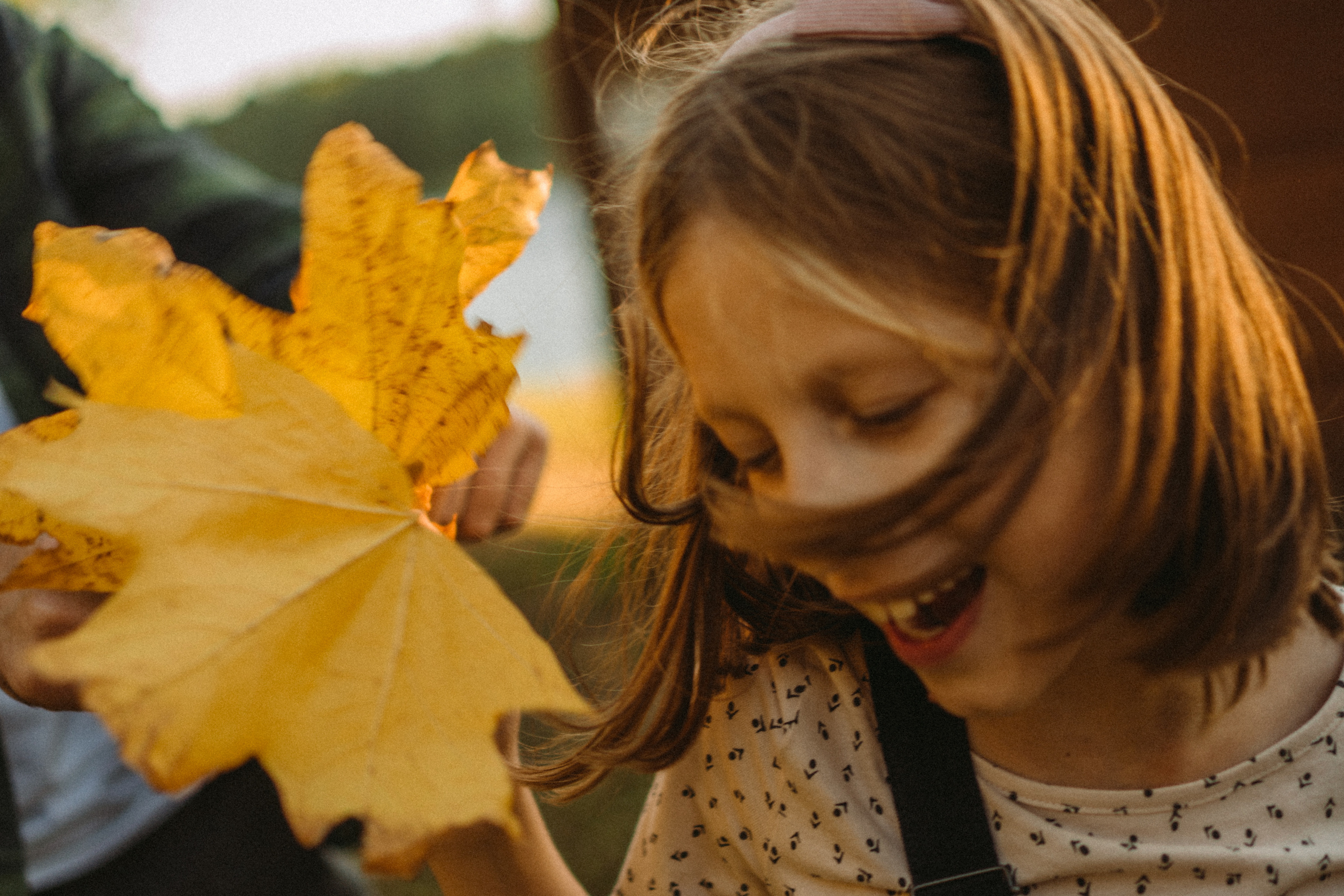 When autumn leaves start to fall. Family photographer in Warsaw Sasha Zenzina