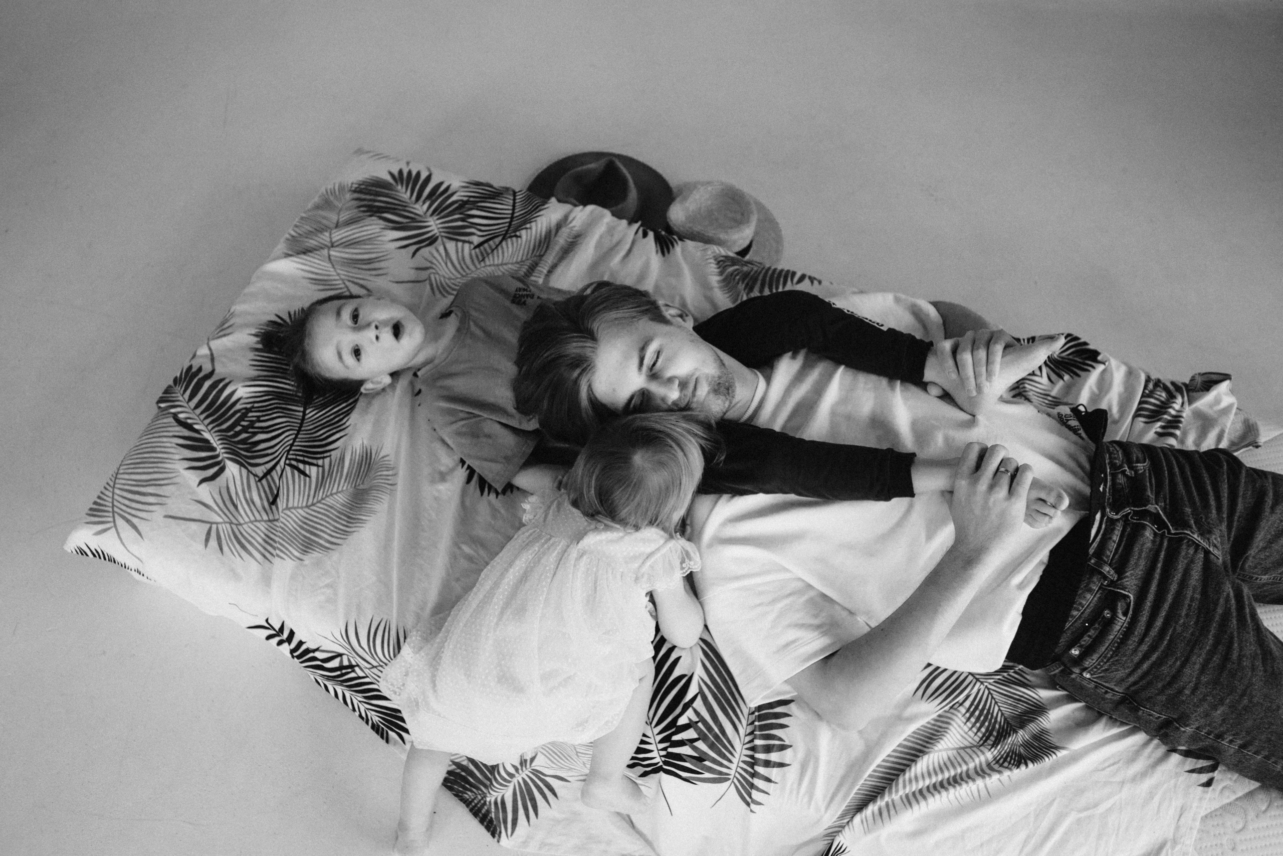 By Your Side. Family photographer in Warsaw Sasha Zenzina