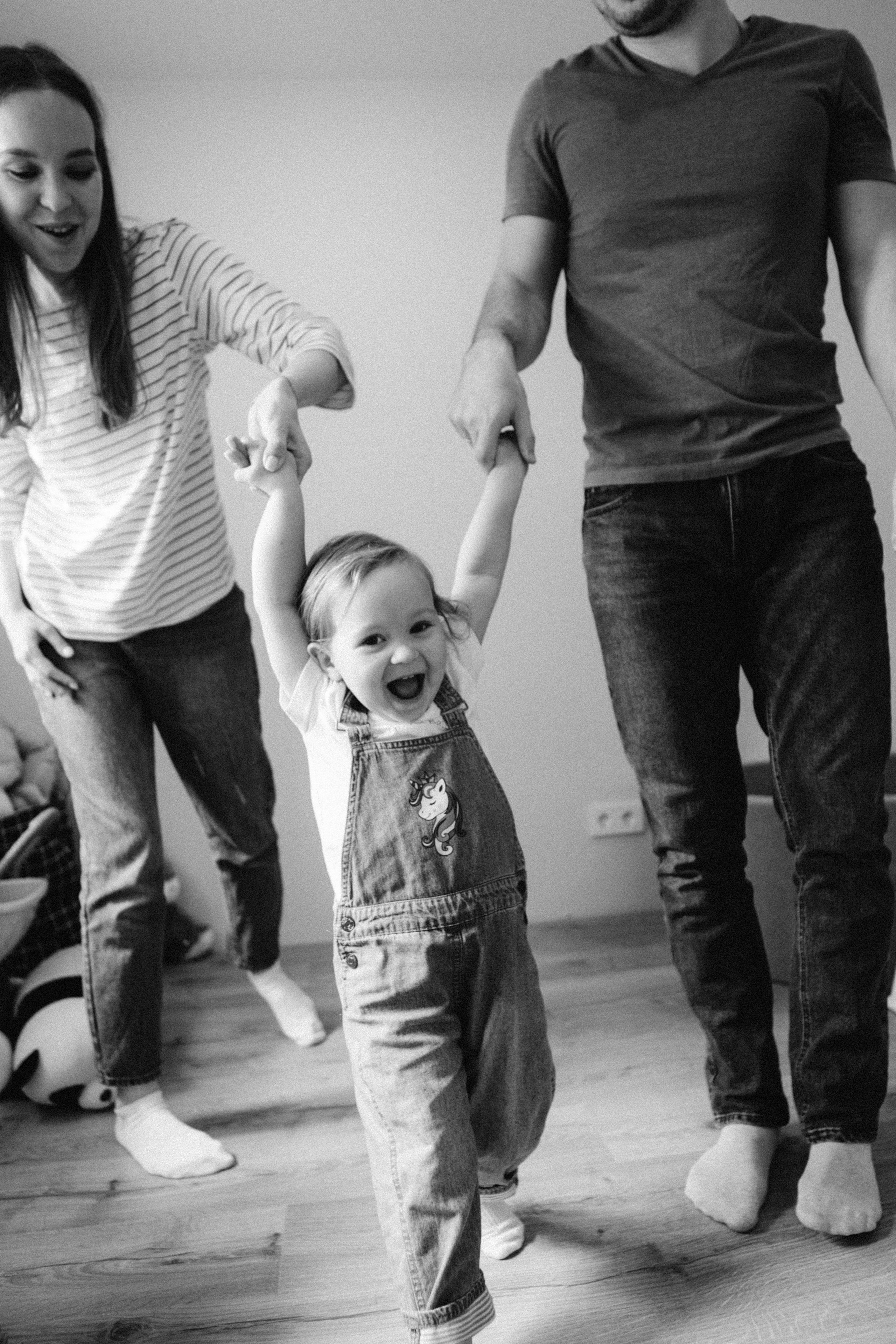 Let's stay home. Family photographer in Warsaw Sasha Zenzina