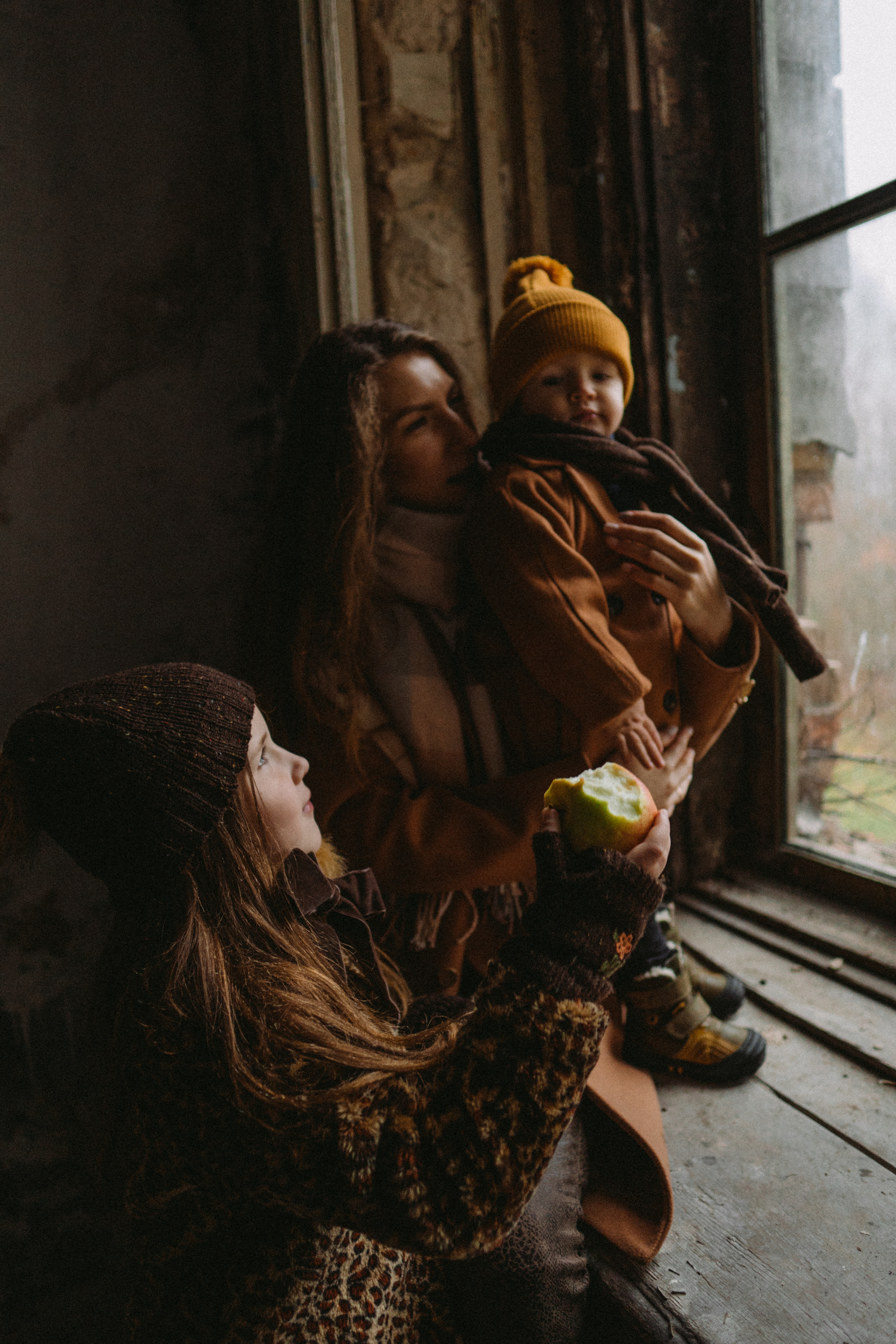 Cold outside Warm inside. Family photographer in Warsaw Sasha Zenzina