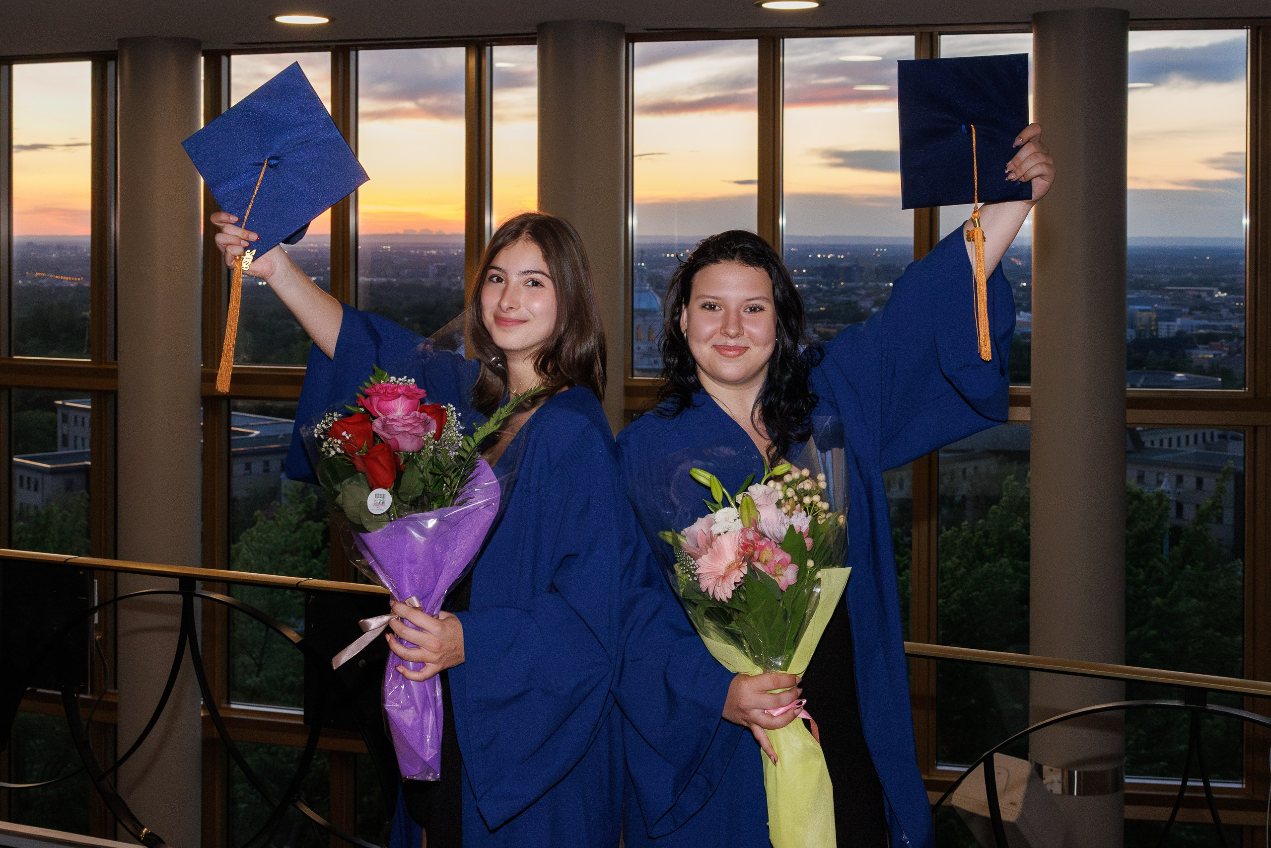 Sophie — The 2026 Graduation Ceremony. Je suis photographe portraitiste et je réalise des portraits à toutes les étapes de votre vie! Bienvenue dans mon studio à Westmount, Qc
