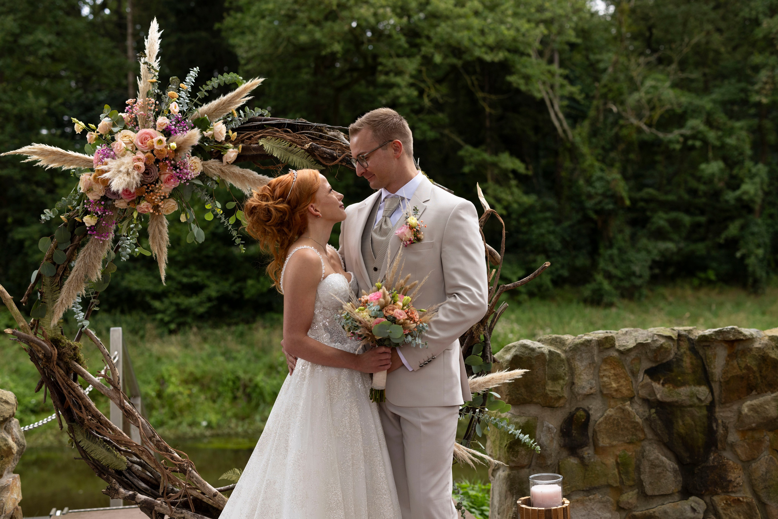 Emotionaler Moment: Yvonne und Denis bei der Zeremonie im Artland Kotten, Quakenbrück, unter freiem Himmel